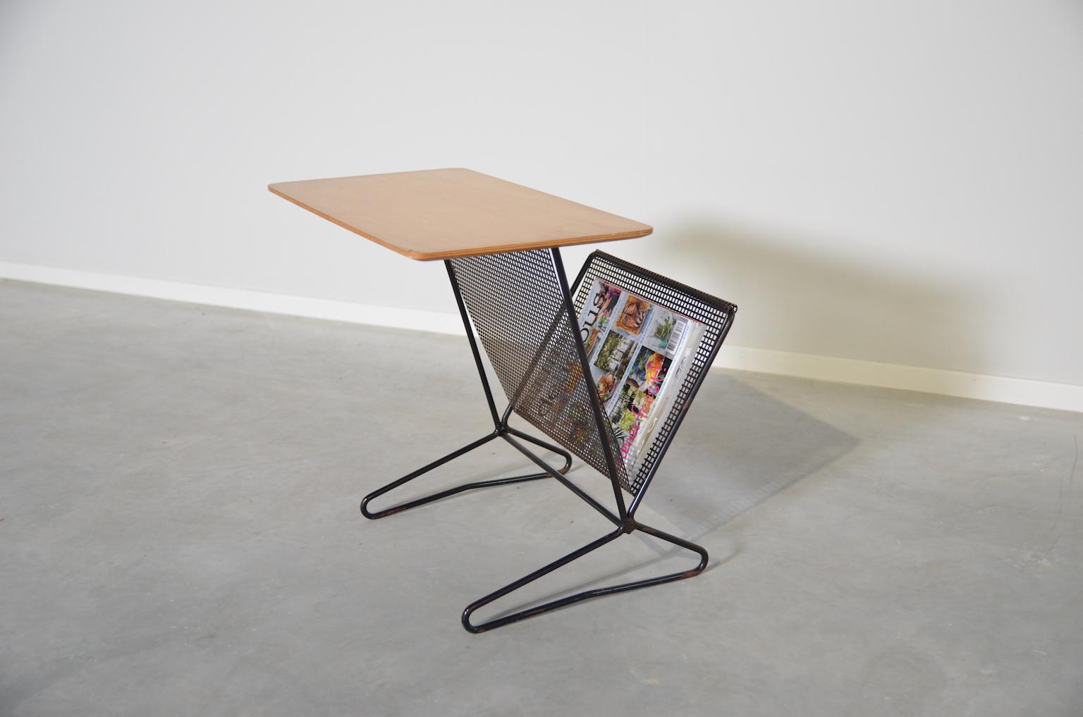 Midcentury Beistelltisch mit Zeitschriftenständer TM05 von dem niederländischen Designer Cees Braakman für Pastoe. Tischplatte aus Birke auf schwarzem Metallgestell. Der Magazinträger ist aus gelochtem Metallblech gefertigt. Die Tischplatte misst 55