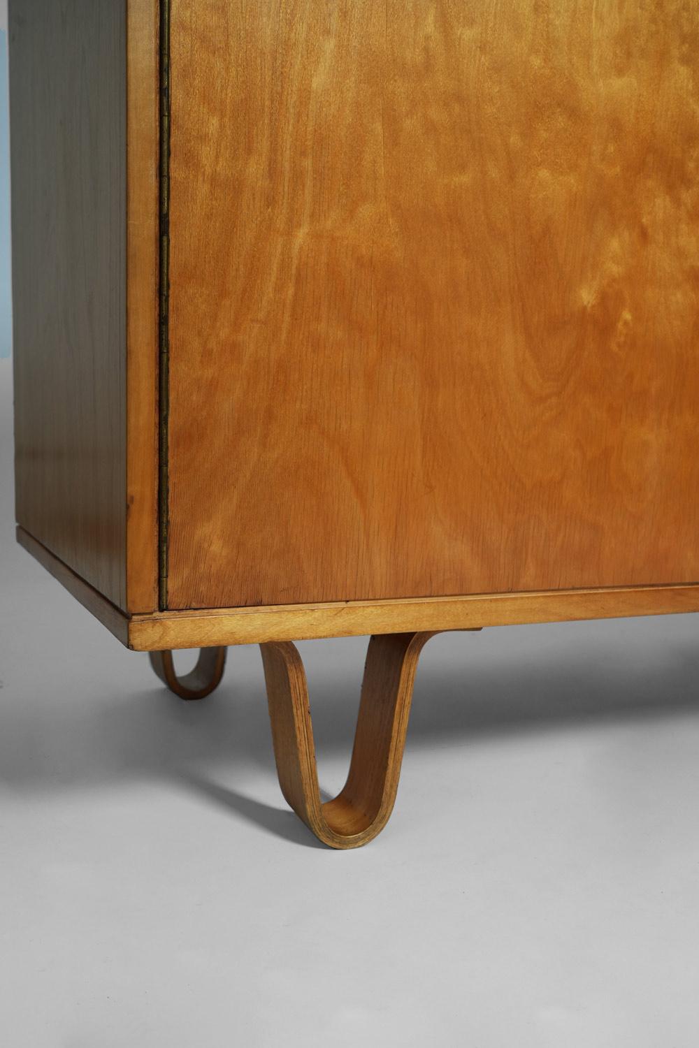Buffet en bois clair, ouvrant à 4 tiroirs et une porte, cachet au verso, Pastoe Editor, Cees Braakman. Pays-Bas, années 1960.