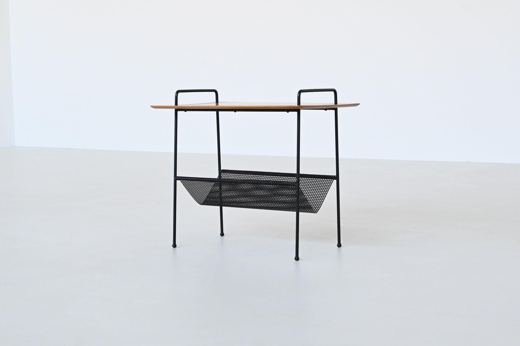 Fantastisch geformter Beistelltisch Modell TM04, entworfen von Cees Braakman für Pastoe, Niederlande 1953. Dieser exquisite Beistelltisch ist ein Beispiel für innovatives, modernes Design aus der Mitte des Jahrhunderts. Die minimalistische