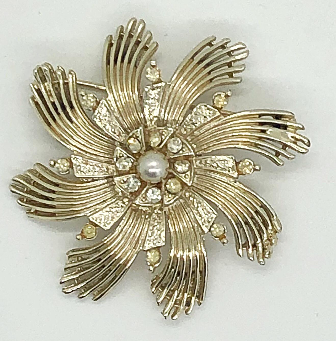 Ceil Chapman 1950s Gold + Pearl + Rhinestone Large Vintage 50s Brooch Pin For Sale 3