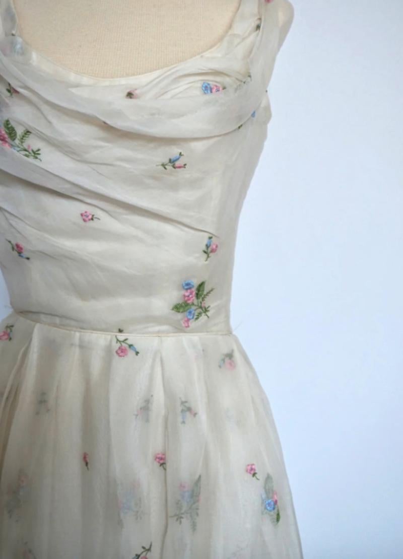 Ceil Chapman 1950's White Linen Dress with Embroidered Flowers In Excellent Condition For Sale In New York, NY