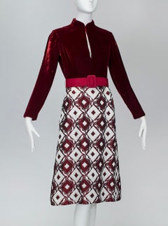Ceil Chapman Vestido con ojal de brocado metálico de terciopelo burdeos - XS-S, Años 60