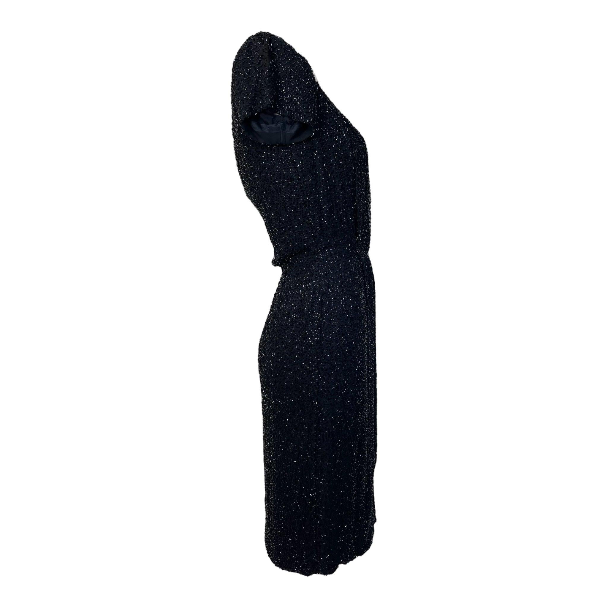 Dulce y sexy vestidito negro de Ceil Chapman con abalorios, de principios de los 60 Cuello redondo y detalle en la espalda con la clásica silueta ondulada. El sofisticado glamour del Viejo Hollywood del diseñador favorito de Marilyn Monroe.