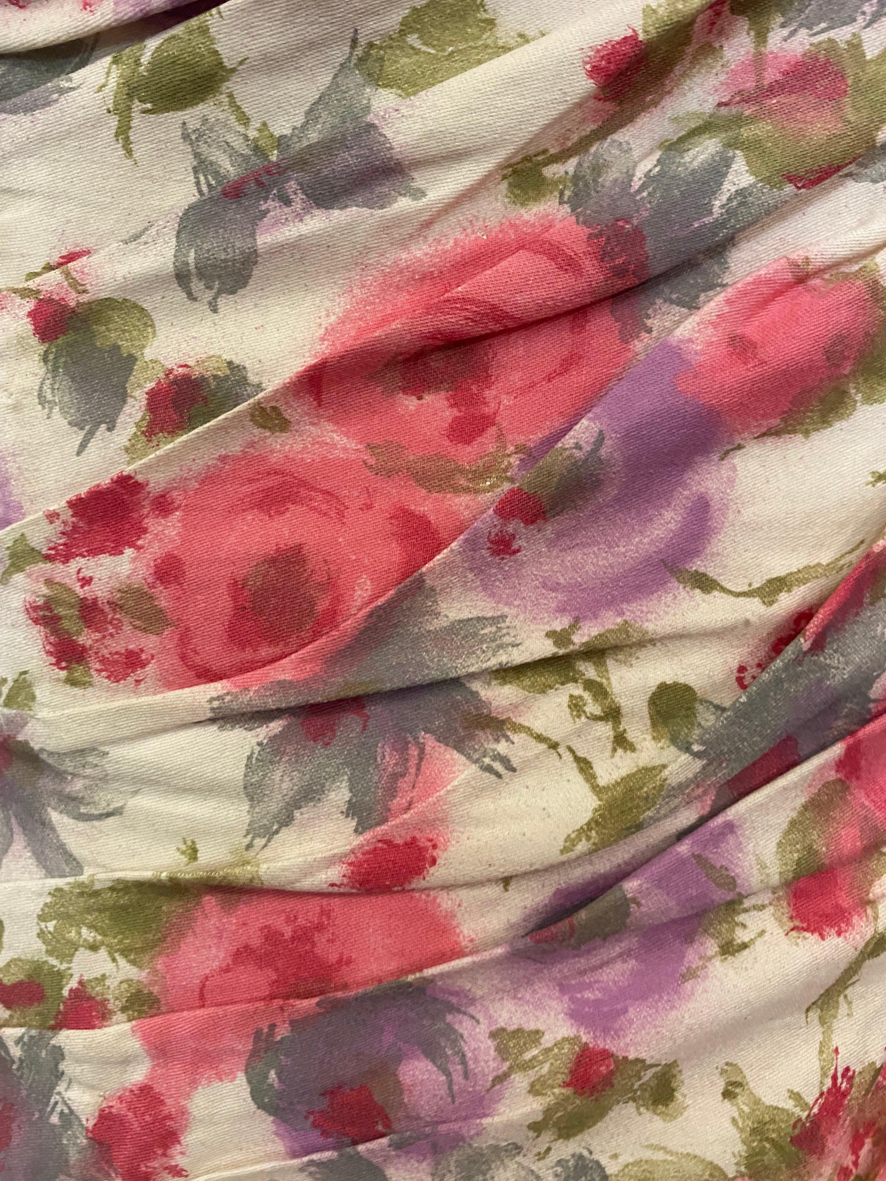 Experimenta la máxima sensualidad con el vestido de algodón floral de los años 50 Ceil Chapman Sexy Shirred Wiggle Dress. La reina de las curvas de esta época icónica ofrece el característico fruncido en el corpiño y una silueta de vaina entallada.