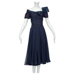 Ceil Chapman Navy Robe en mousseline à col portrait avec nœud sur l
épaule - Med, 1950s