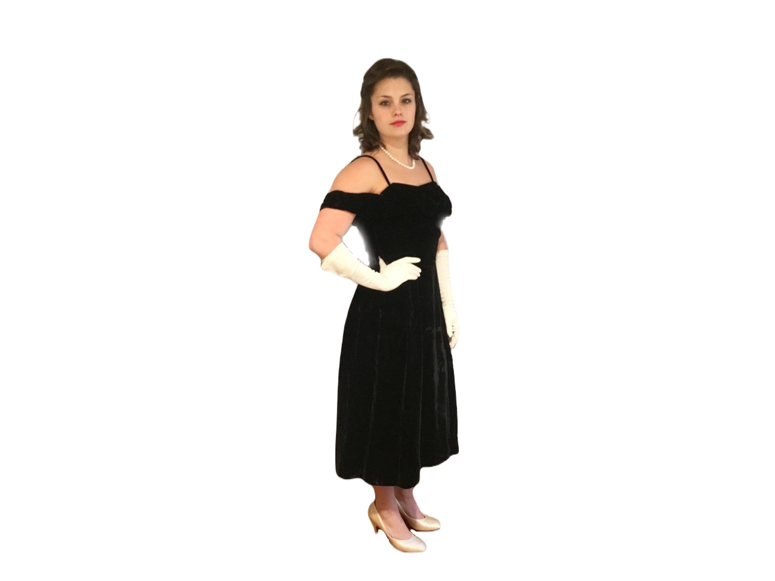 Magnifique robe Ceil Chapman en velours noir à épaules découvertes des années 1950 ! Ceil Chapman était l'une des créatrices préférées de Marilyn Monroe (la dernière image représente Marilyn vêtue d'un Ceil Chapman noir à épaules découvertes sur une