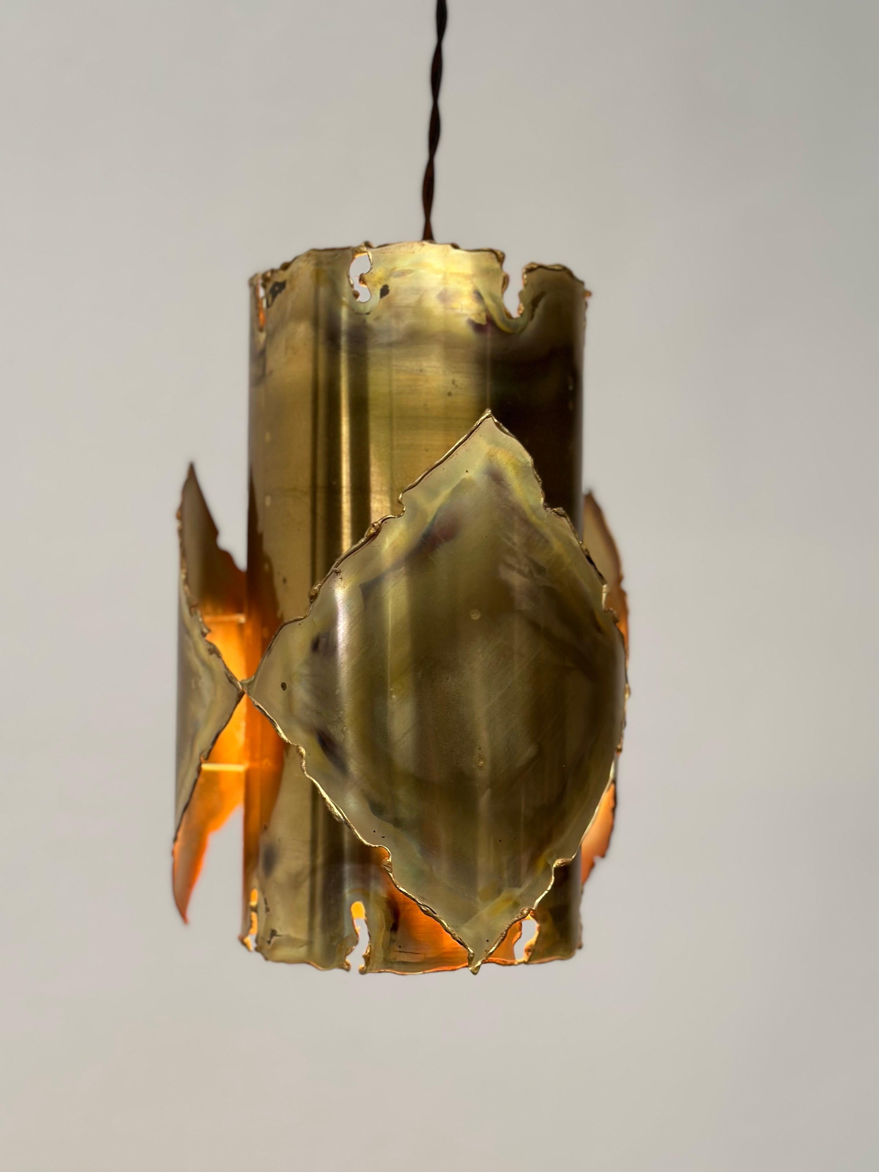 Exquise lampe de plafond brutaliste en laiton de Sven Aage Jensen pour Holm Sørensen (années 1960)

Découvrez l'essence de l'élégance moderne du milieu du siècle avec cette remarquable lampe brutaliste en laiton pour plafond, une création captivante