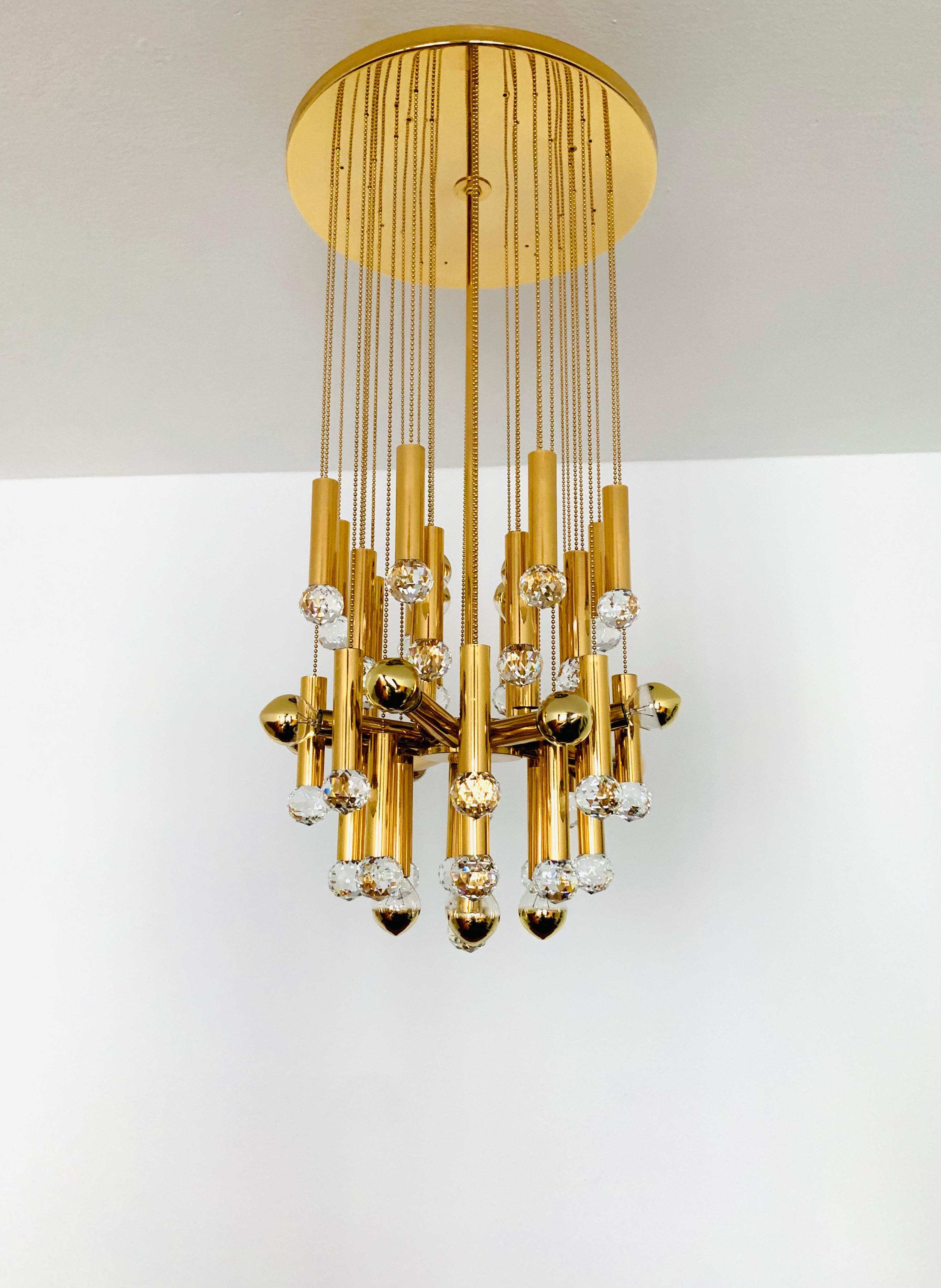 Imposing glass ceiling lamp from the 1960s.
Extraordinarily successful design and very high-quality workmanship.
The 33 crystals spread a spectacular play of light in the room.
Very luxurious and an asset to any home.

Condition:

Very good