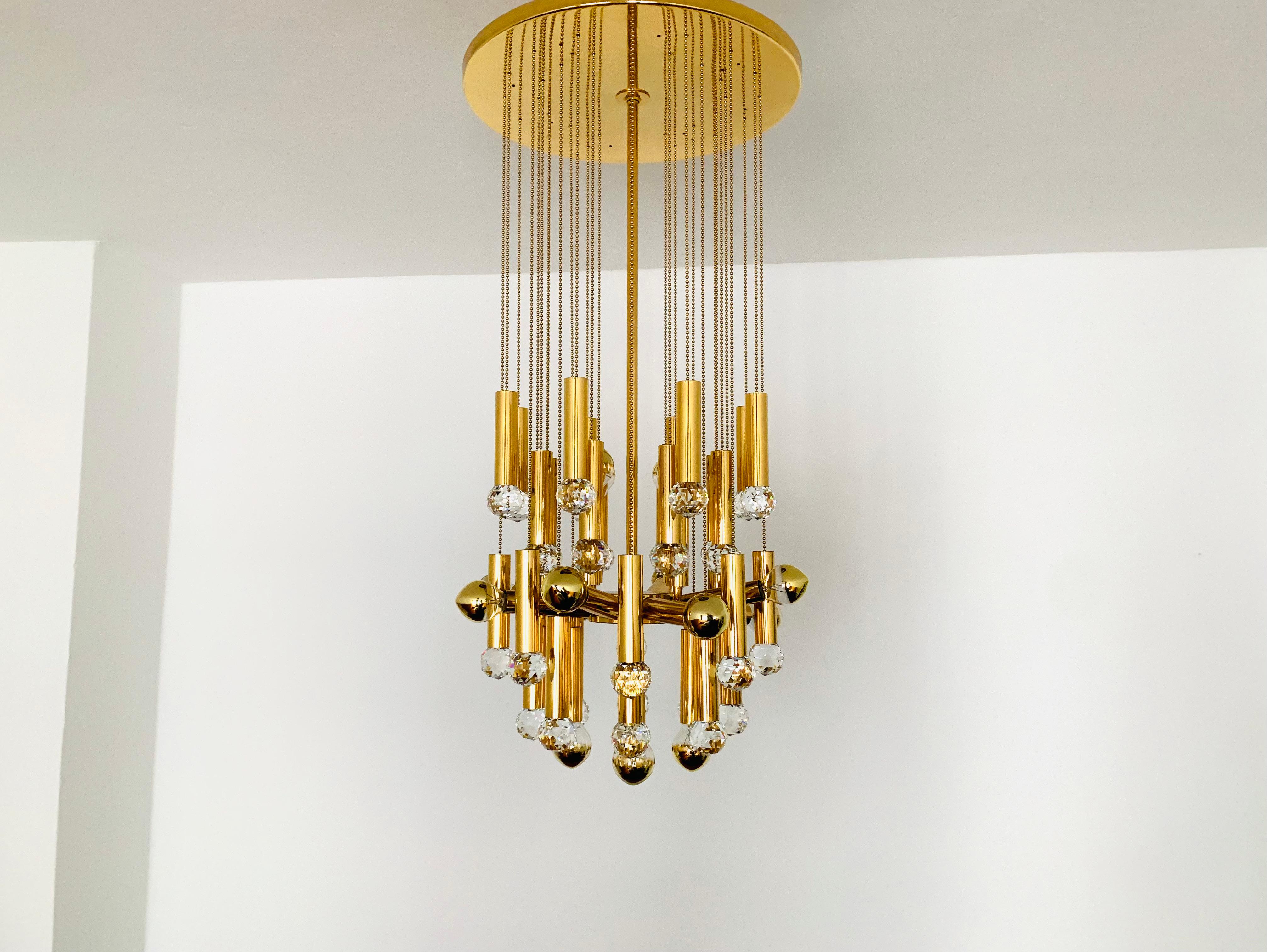 Imponente lámpara de techo de cristal de los años 60.
Un diseño extraordinariamente logrado y una mano de obra de gran calidad.
Los 33 cristales difunden un espectacular juego de luces en la habitación.
Muy lujoso y un valor añadido para cualquier