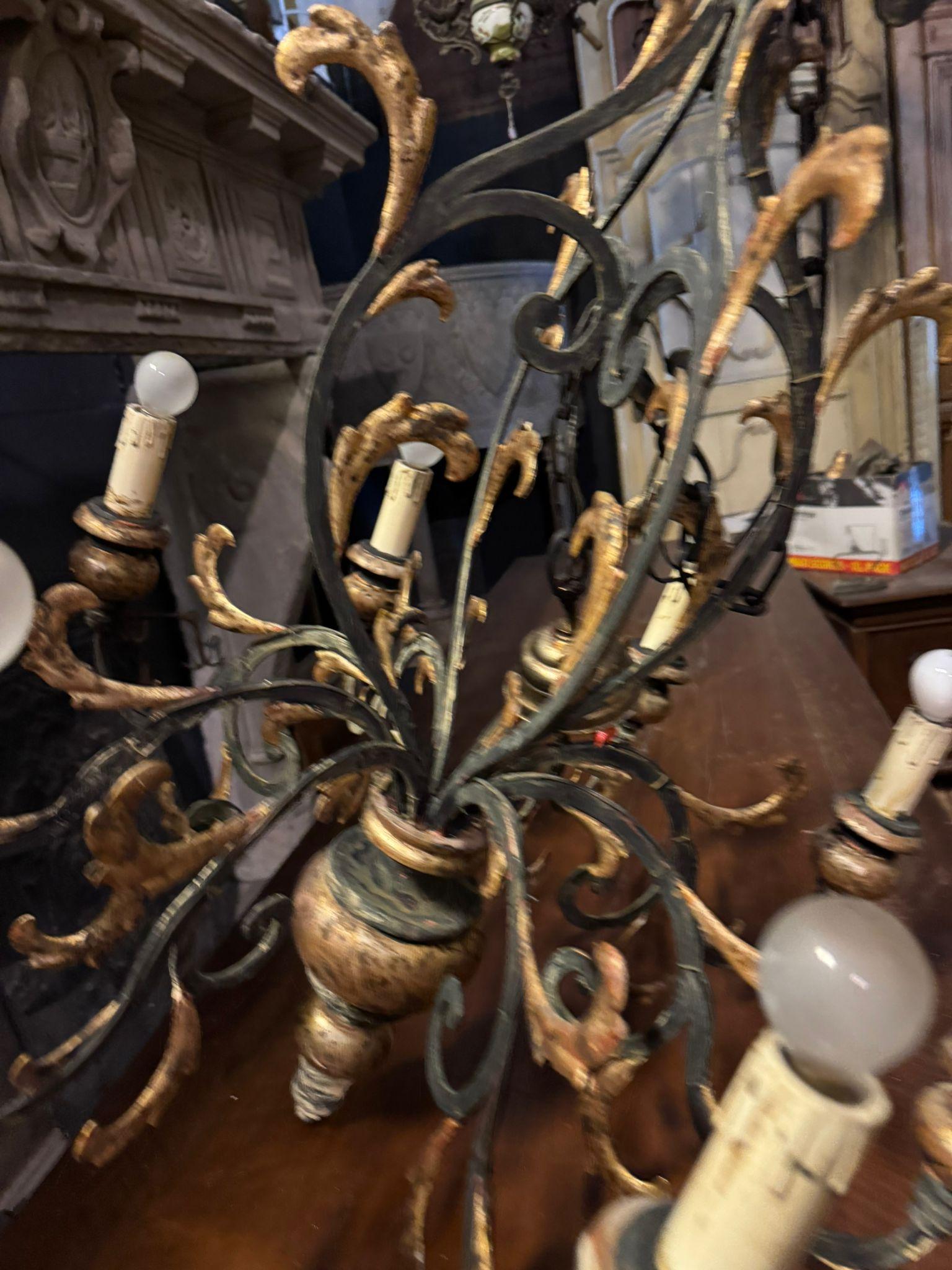 Ceiling chandelier in sheet metal and gilded wood, Italy In Good Condition For Sale In Cuneo, Italy (CN)