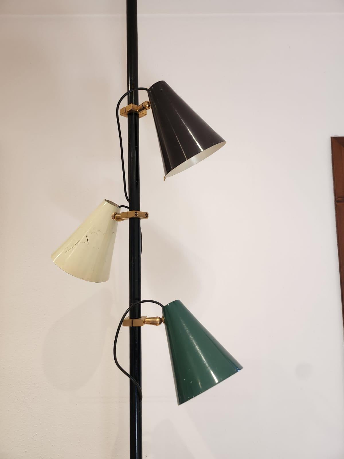 Bellissima lampada regolabile in altezza , si fissa in altezza tra il soffitto e il pavimento, con 3 coni smaltati regolabili , accensione a pedale.
Possibile regolazione su misura e su richiesta.
Extension piccola 47 cm
Extension grande 60 cm
Corpo