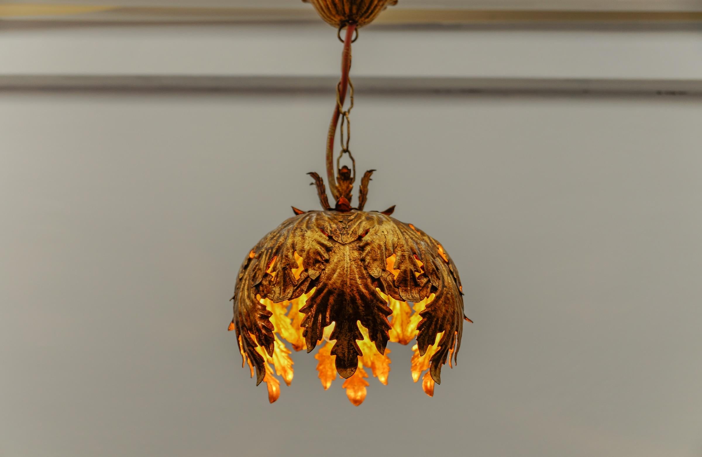 Dorato Lampada da soffitto floreale di Hans Kögl, Hollywood Regency, Germania, anni '70 in vendita