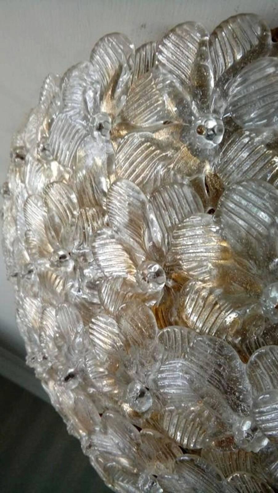 Plafond à panier de fleurs en verre vénitien Barovier & Toso.
Le plafonnier est composé de dizaines de petites roses en verre précieux de Murano avec des inclusions d'or. Mesures :
Mesures : Diamètre 42 cm
Hauteur 15 cm.