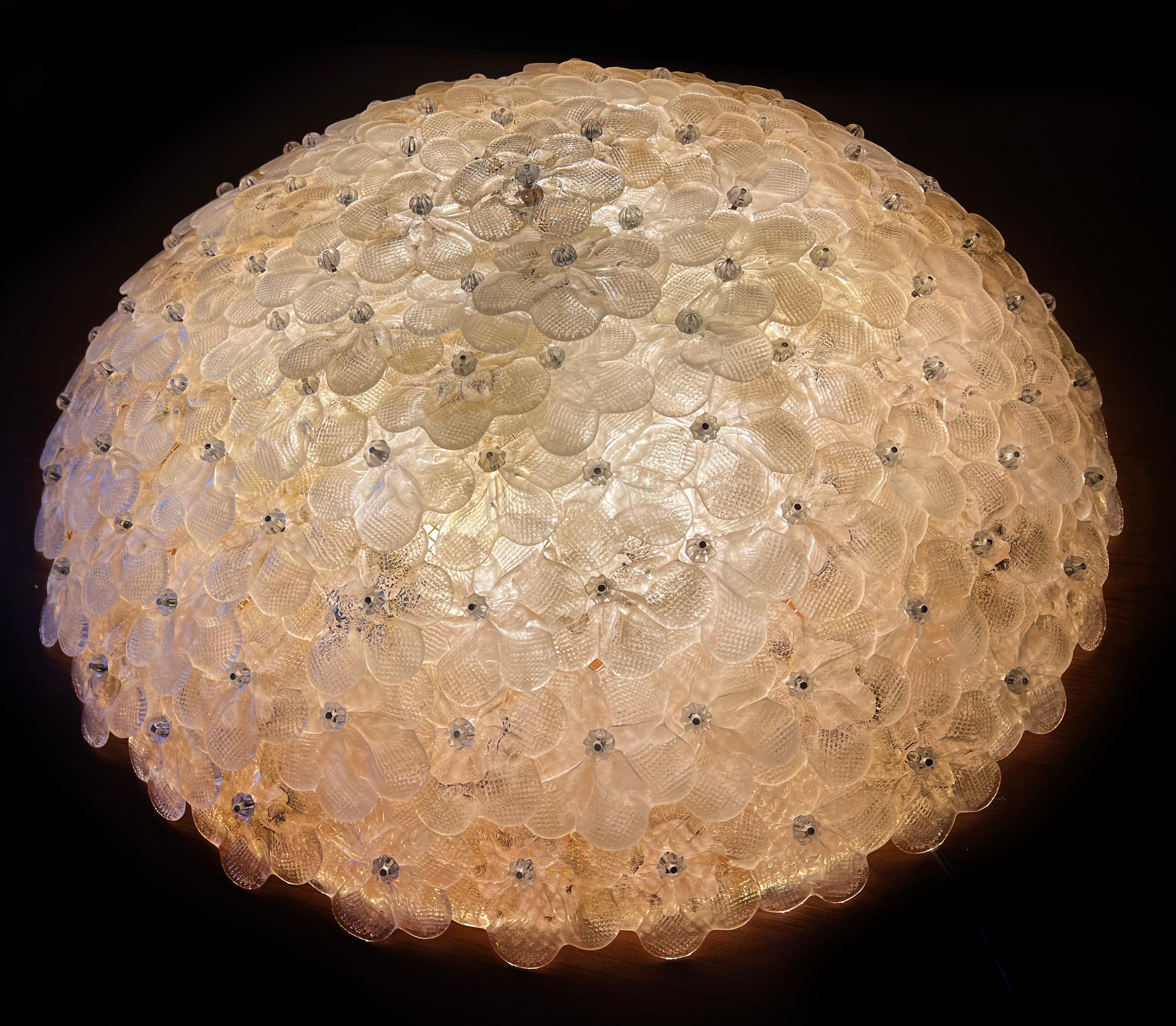 Barovier & Toso Venetian glass flowers basket ceiling.
The ceiling lamp is made of dozens of small roses in precious Murano glass with gold inclusions. 
Measures: Diameter 62 cm
Height 17,5 cm.