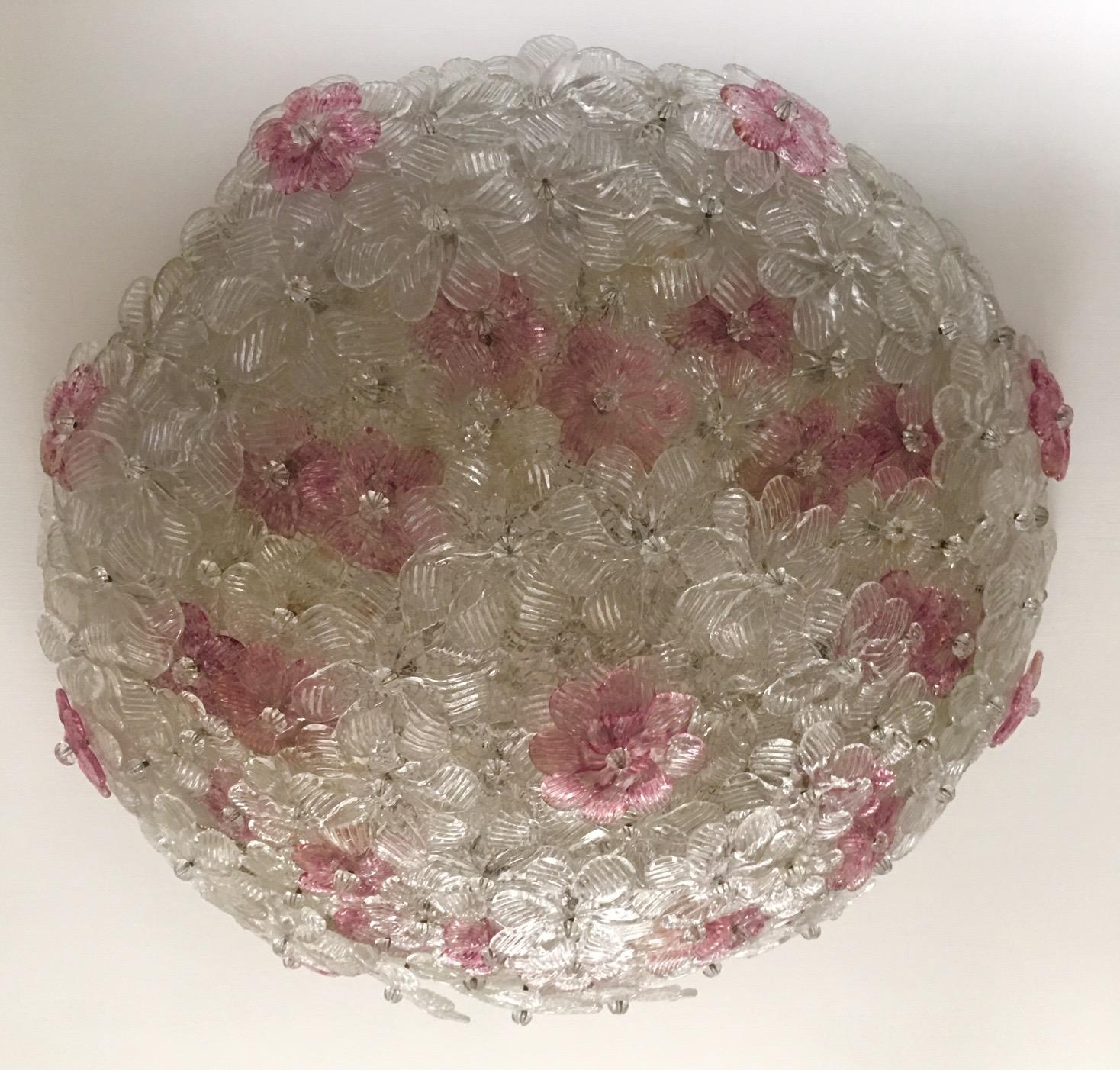 Barovier & Toso Venetian glass flowers basket ceiling.
The ceiling lamp is made of dozens of small roses in precious Murano glass.
Measures: Diameter 62 cm
Height 20 cm.