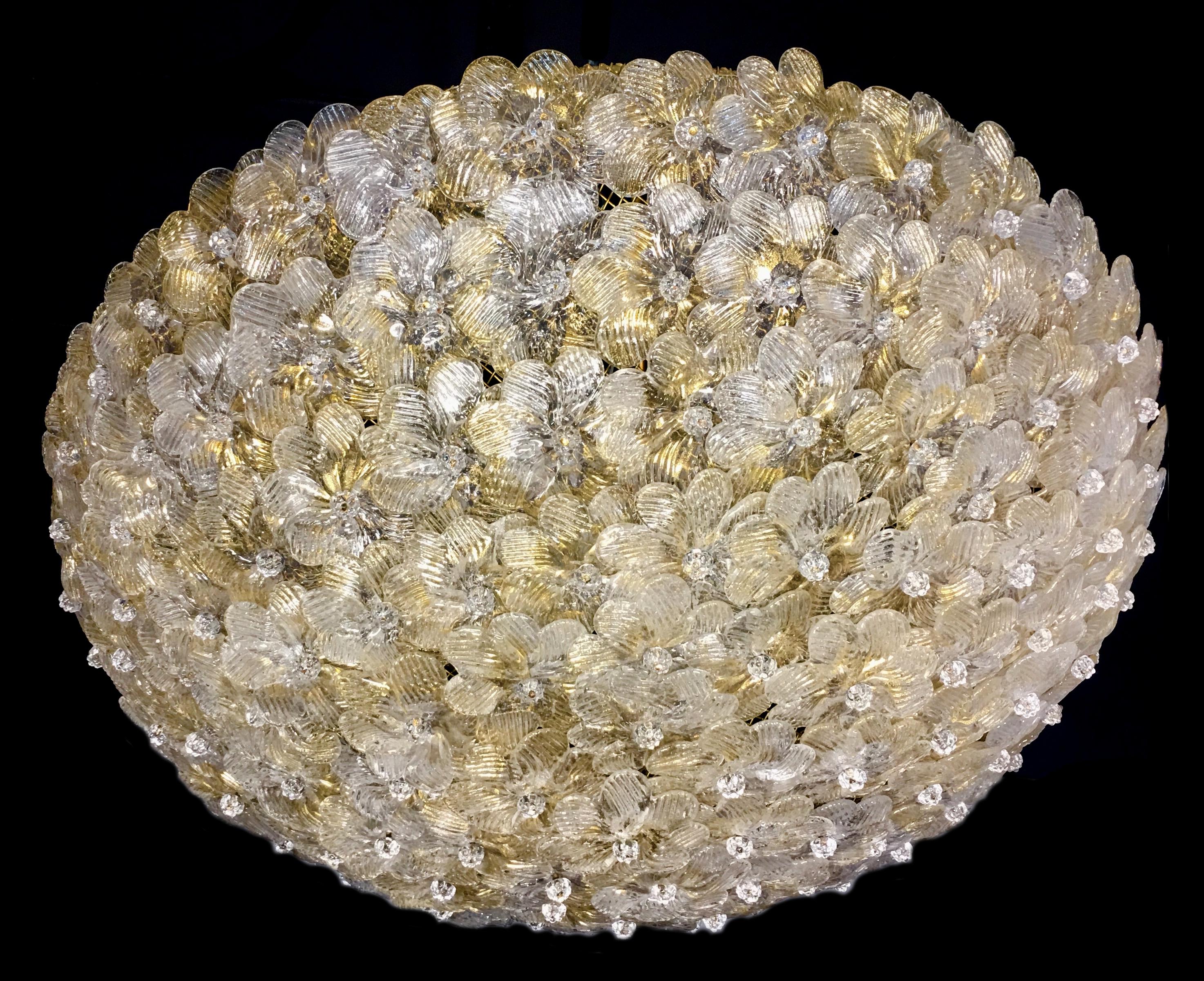 Plafond à panier de fleurs en verre vénitien Barovier & Toso.
Le plafonnier est composé de dizaines de petites roses en verre précieux de Murano avec des inclusions d'or.
Mesures : Diamètre 62 cm
Hauteur 20 cm.