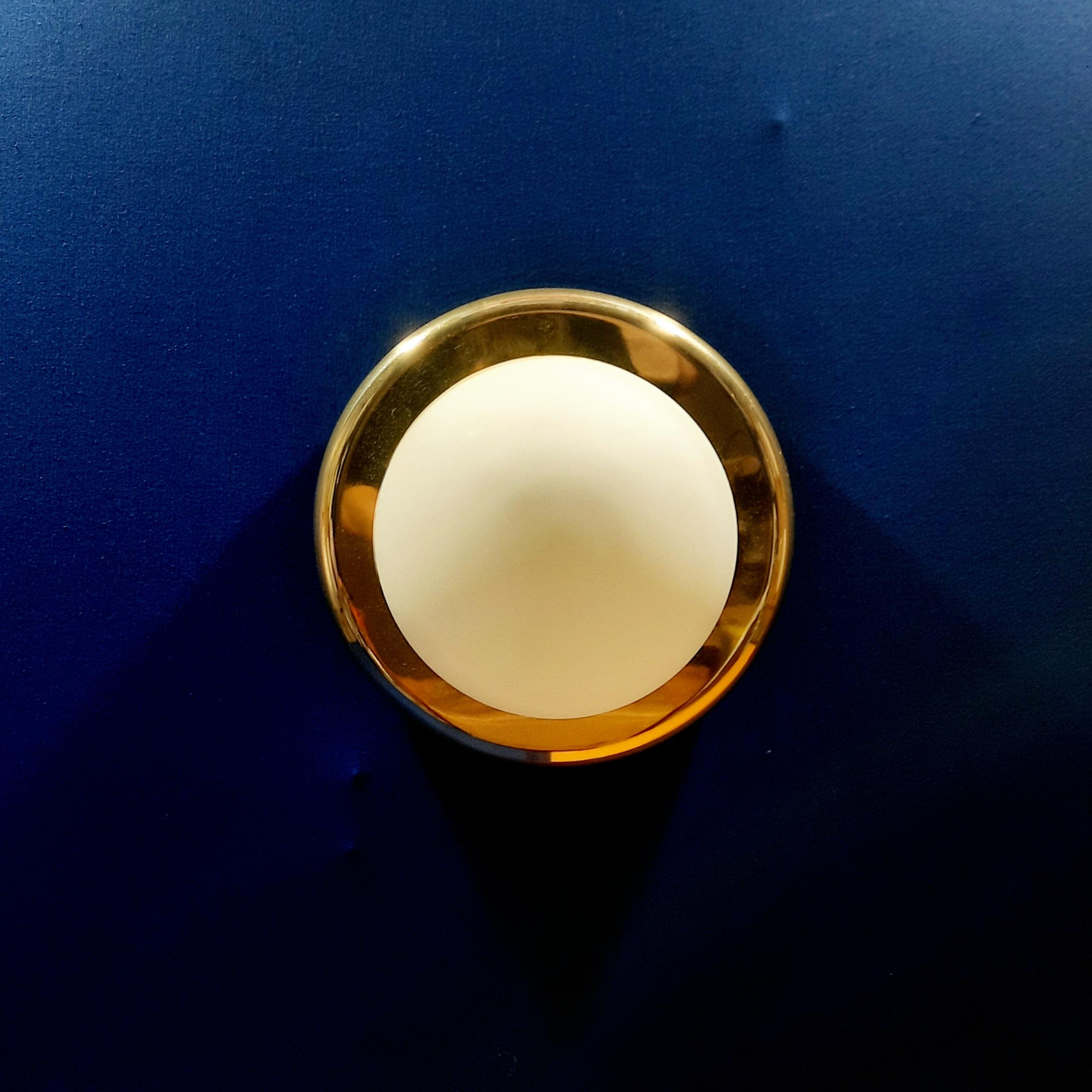 Ceiling flush mount 1960 italian white opaline with golden ring  In Good Condition For Sale In Saint-Ouen-sur-Seine, FR