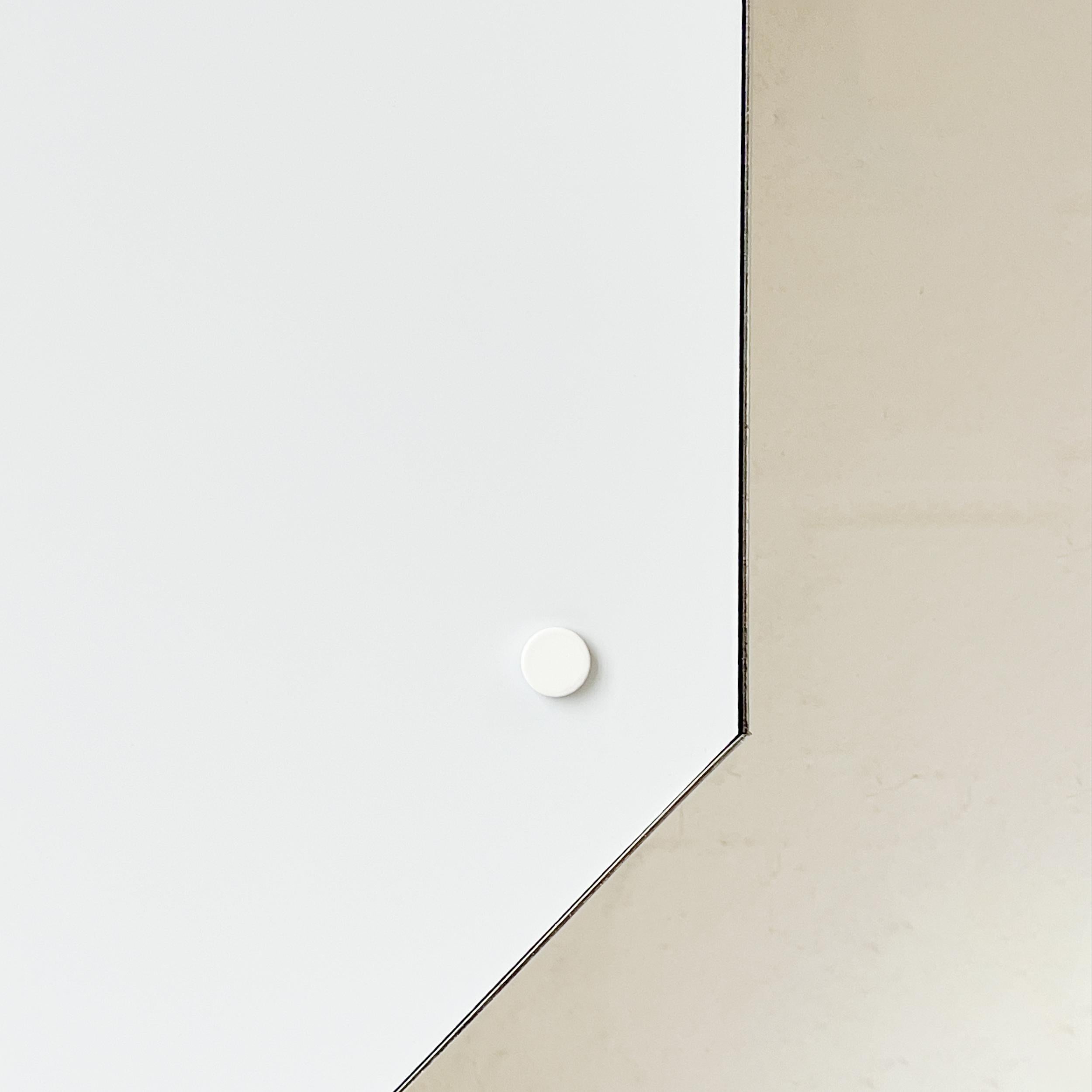 Miroir octogonal suspendu au plafond avec cadre nickelé en vente 3