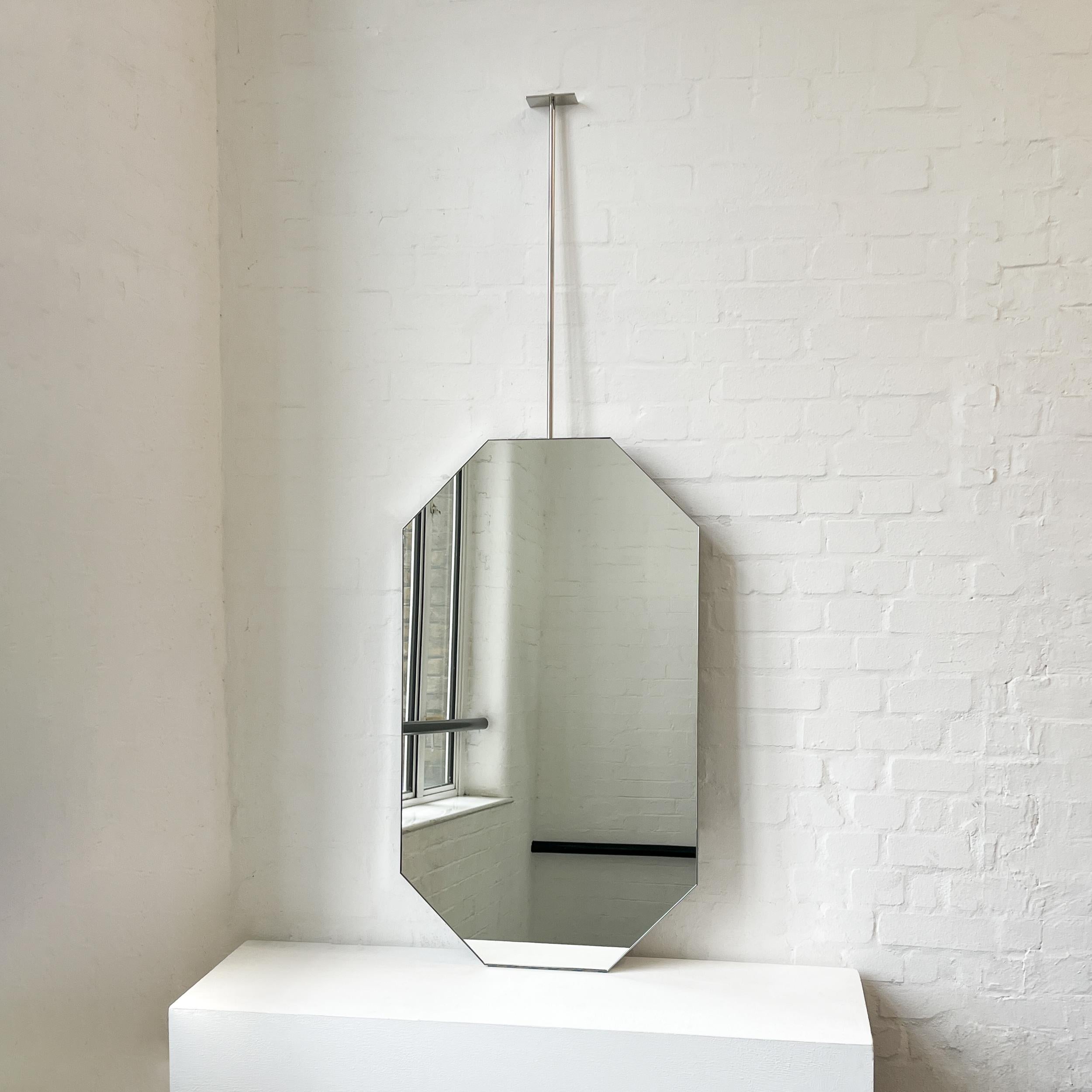 Miroir octogonal moderne suspendu au plafond avec un cadre minimaliste nickelé. Conçu et fabriqué à Londres, au Royaume-Uni.

Dimensions du miroir (personnalisables) :
H 106,7cm x L 61cm x P 3cm / H 40in x L 24in x D 1.22in
Hauteur du miroir 67.9cm