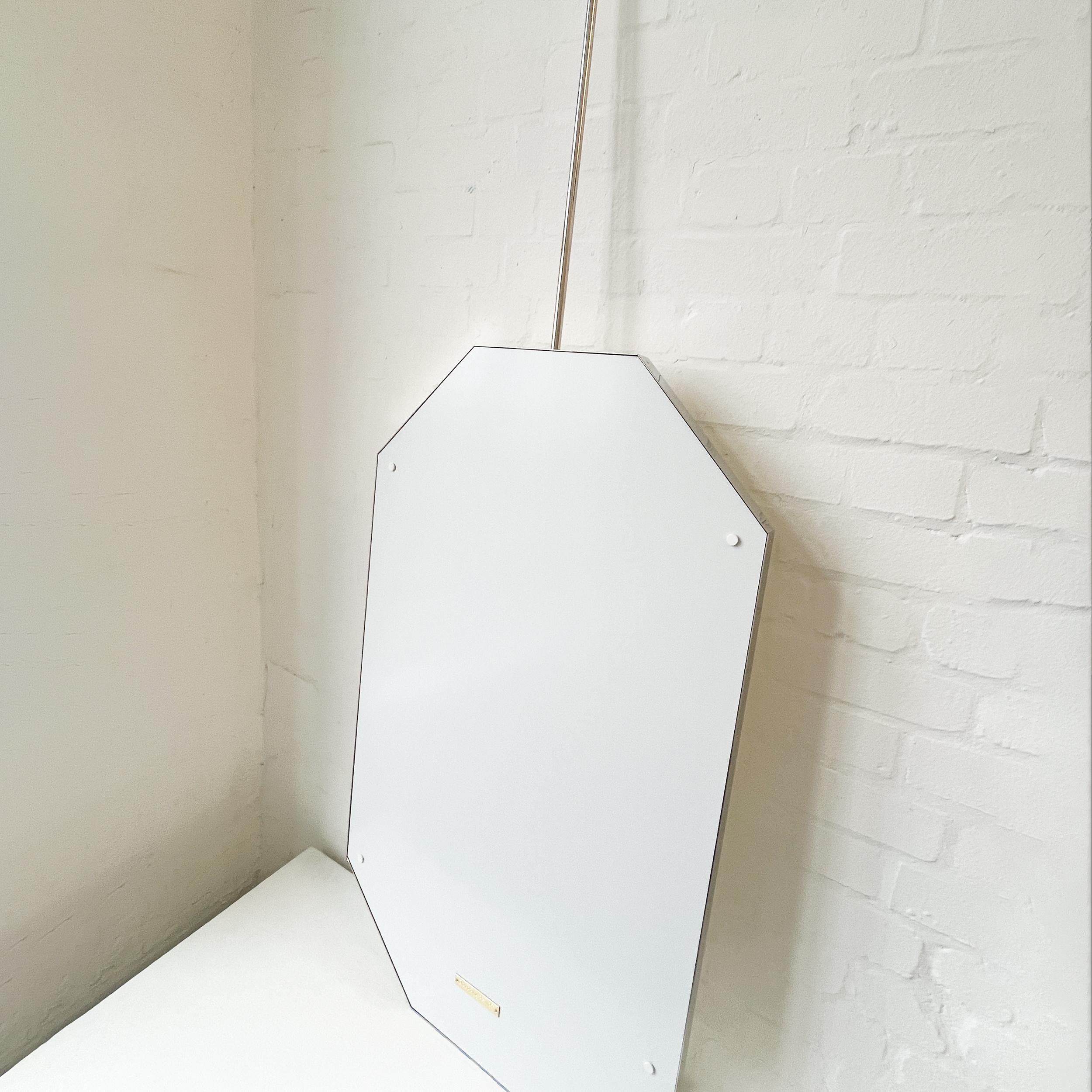 Miroir octogonal suspendu au plafond avec cadre nickelé en vente 2