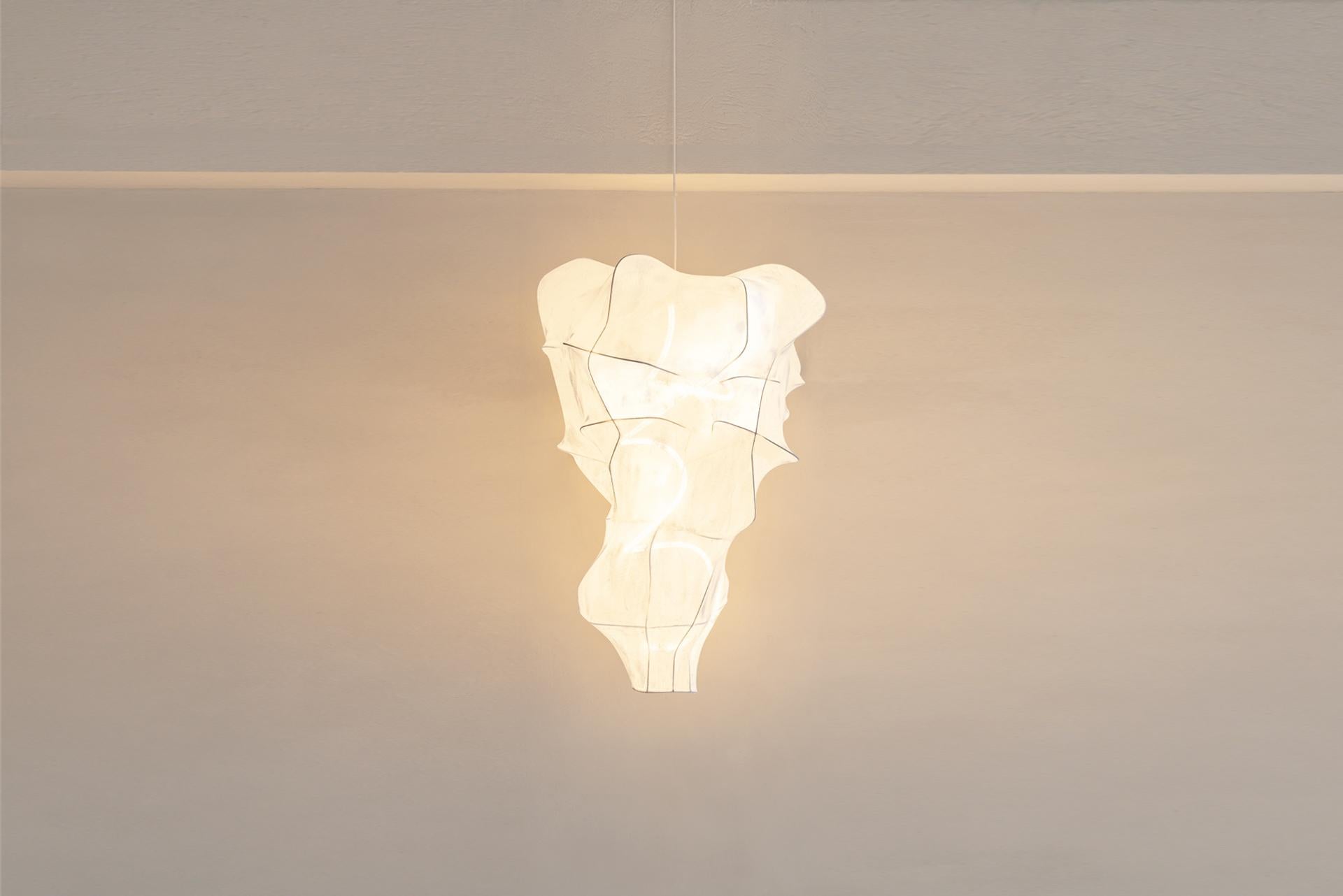Lampada da soffitto 04
Dalla serie 'Soft Boxing'
Prodotto da Oliver Sundqvist e Frederik Nystrup-Larsen
Copenaghen, 2022
Acciaio, maglia acrilica rivestita, LED
Misure: 110 cm x 100 cm x 135 h cm 43,3 in x 39,3 in x 53,1 h in
Edizione
Pezzo