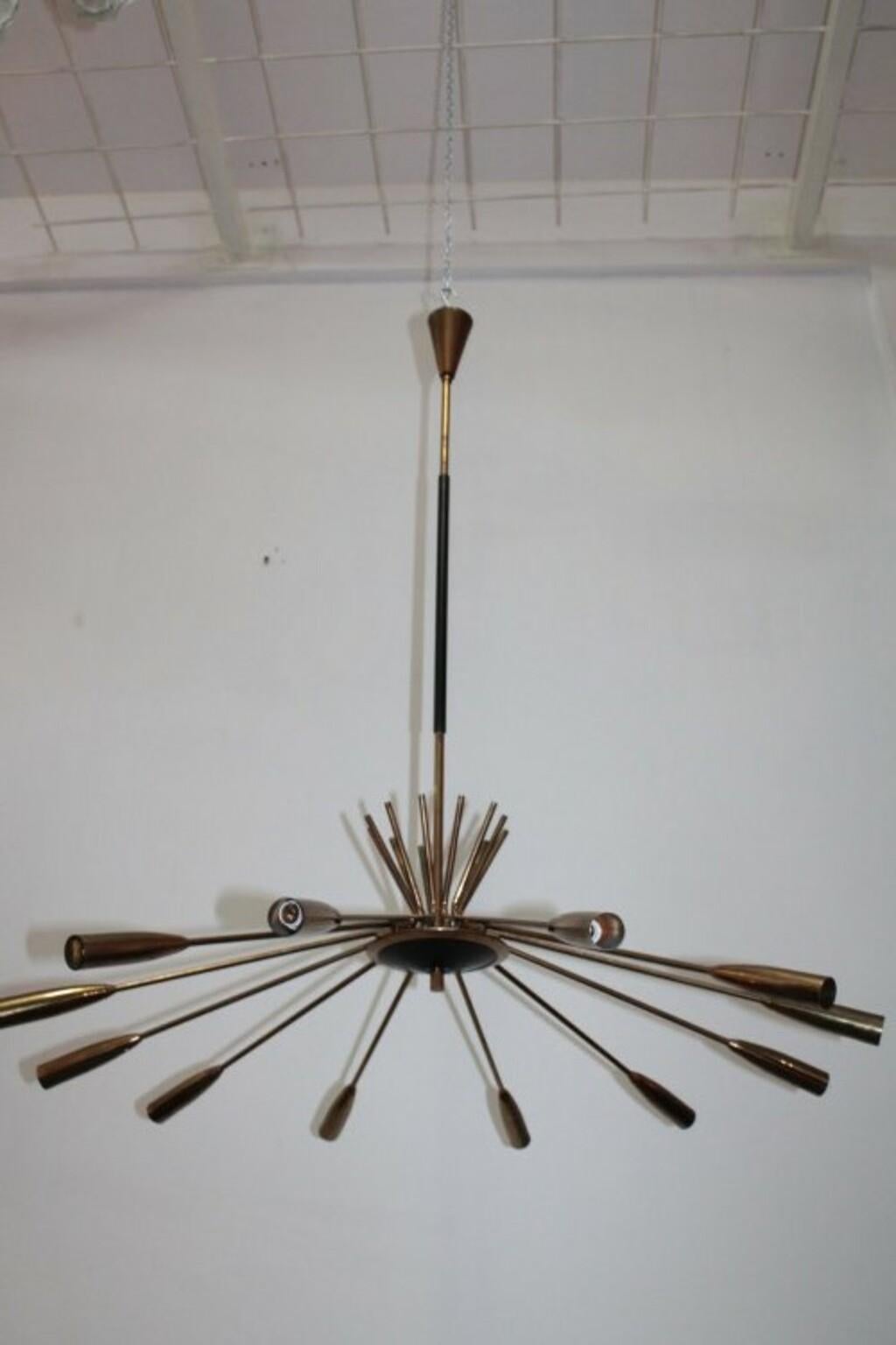 Wonderful ceiling lamp 1950s brass structure with black parts, 12 lights.
Height quality attributed to Stilnovo.