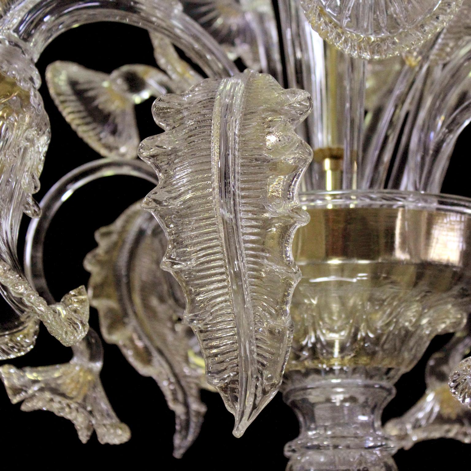Dreiarmige skulpturale Deckenleuchte aus Muranoglas und Kristall mit Golddetails von Multiforme (Sonstiges) im Angebot