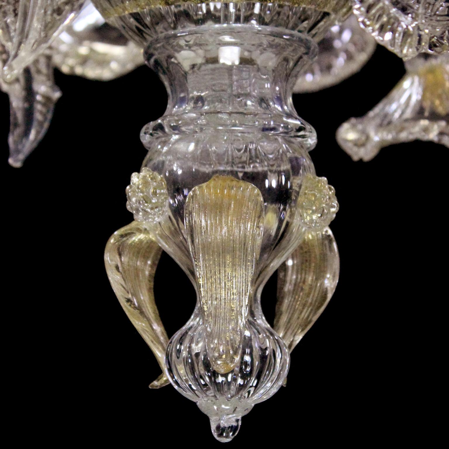 Dreiarmige skulpturale Deckenleuchte aus Muranoglas und Kristall mit Golddetails von Multiforme (Italienisch) im Angebot