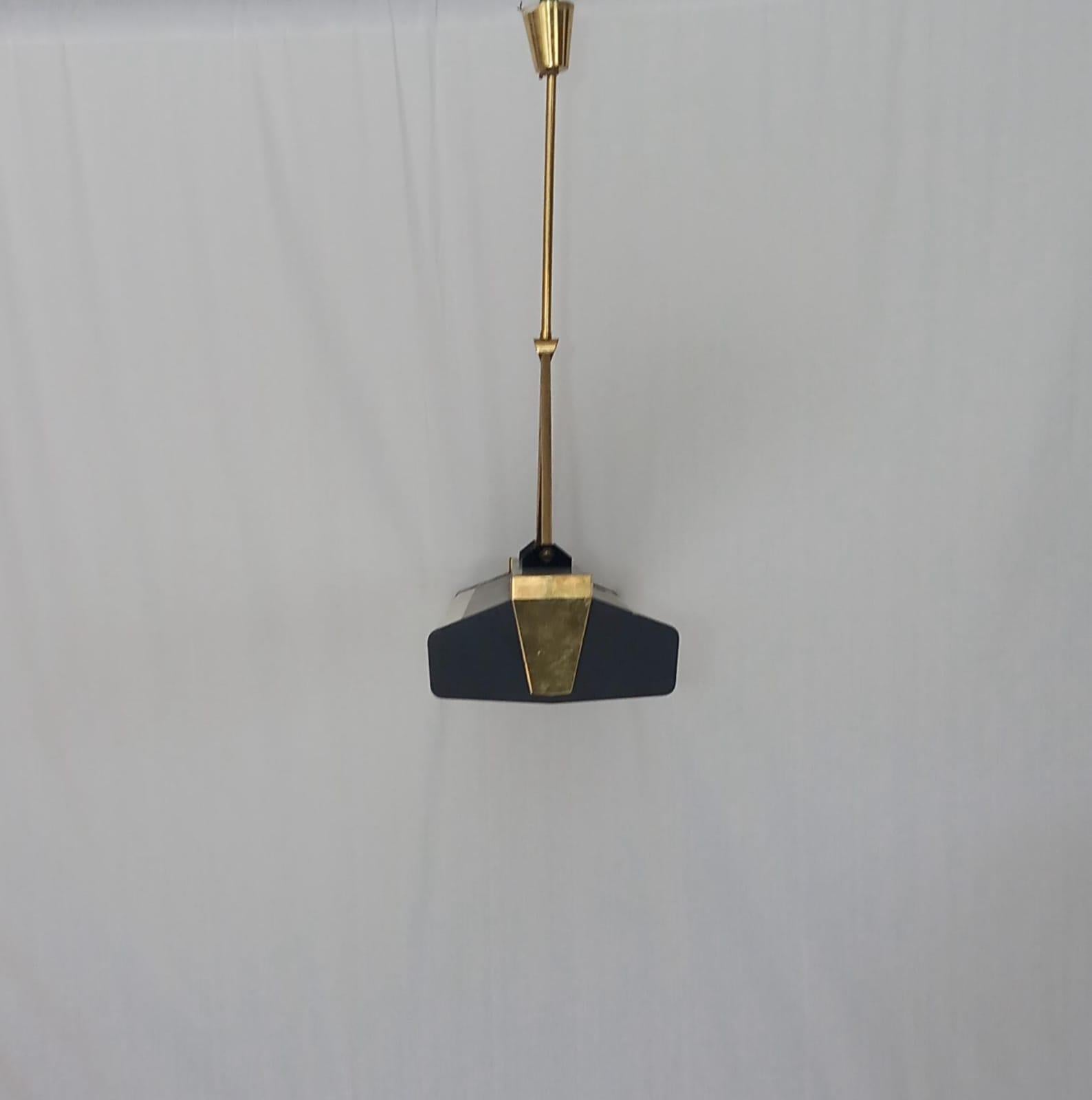 Experience the elegance of the 50s with this minimalist ceiling lamp, a real standout piece to enhance your home decor. Made from plexiglass, brass, and metal, it boasts not only longevity but also a tasteful aesthetic that is sure to impress your