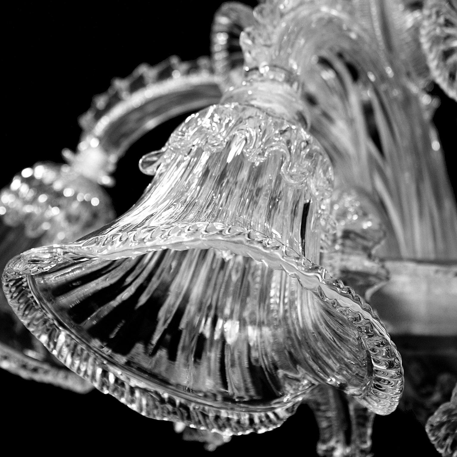 Diese venezianische Deckenleuchte mit Kristalldetails aus kunstvollem Muranoglas präsentiert ein organisches Design, das das Ergebnis einer Inspiration aus der Natur ist. Die Schalen und einige Details erinnern an den flüssigen Fluss des Wassers,