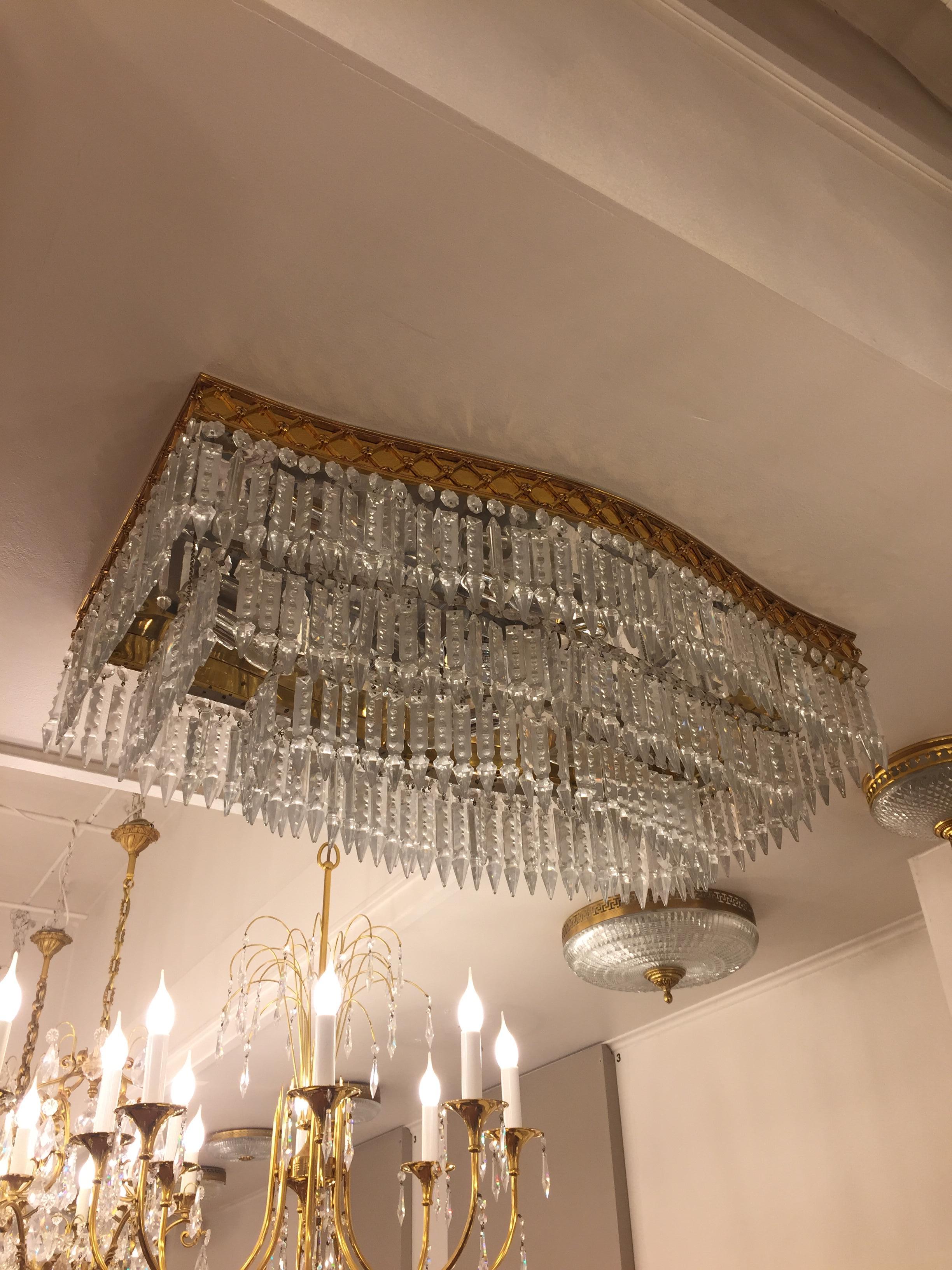 This ceiling lamp is composed of dozens of prisms in three rows arranged in acscades of Bohemien crystal.
Its six light on a mirror interior surface bring an exceptional lighting.
