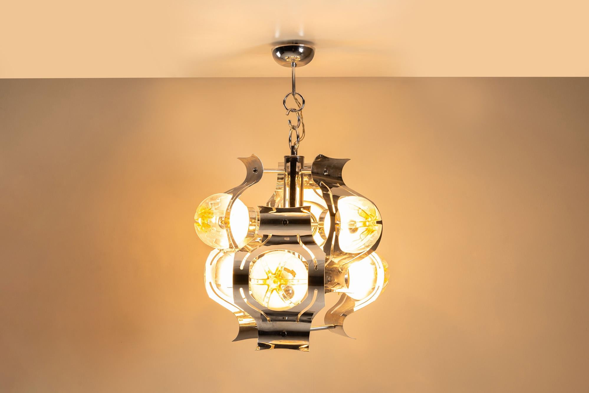 Italiano Lampada da soffitto attribuita a Mazzega in cromo e vetro, Italia anni '70 in vendita