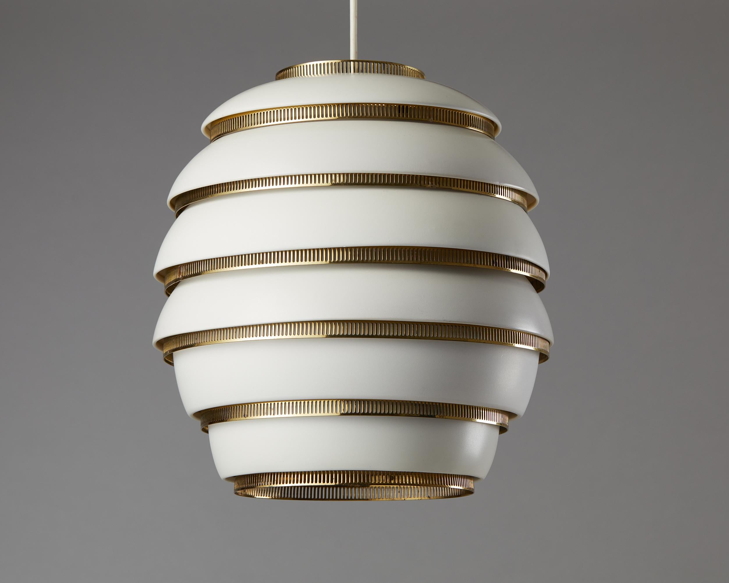 Lampada da soffitto 'Beehive' modello A332 disegnata da Alvar Aalto per Valaistustyo,
Finlandia. 1953.

Alluminio verniciato e ottone lucido.

Versione iniziale a sei livelli.

Inciso 