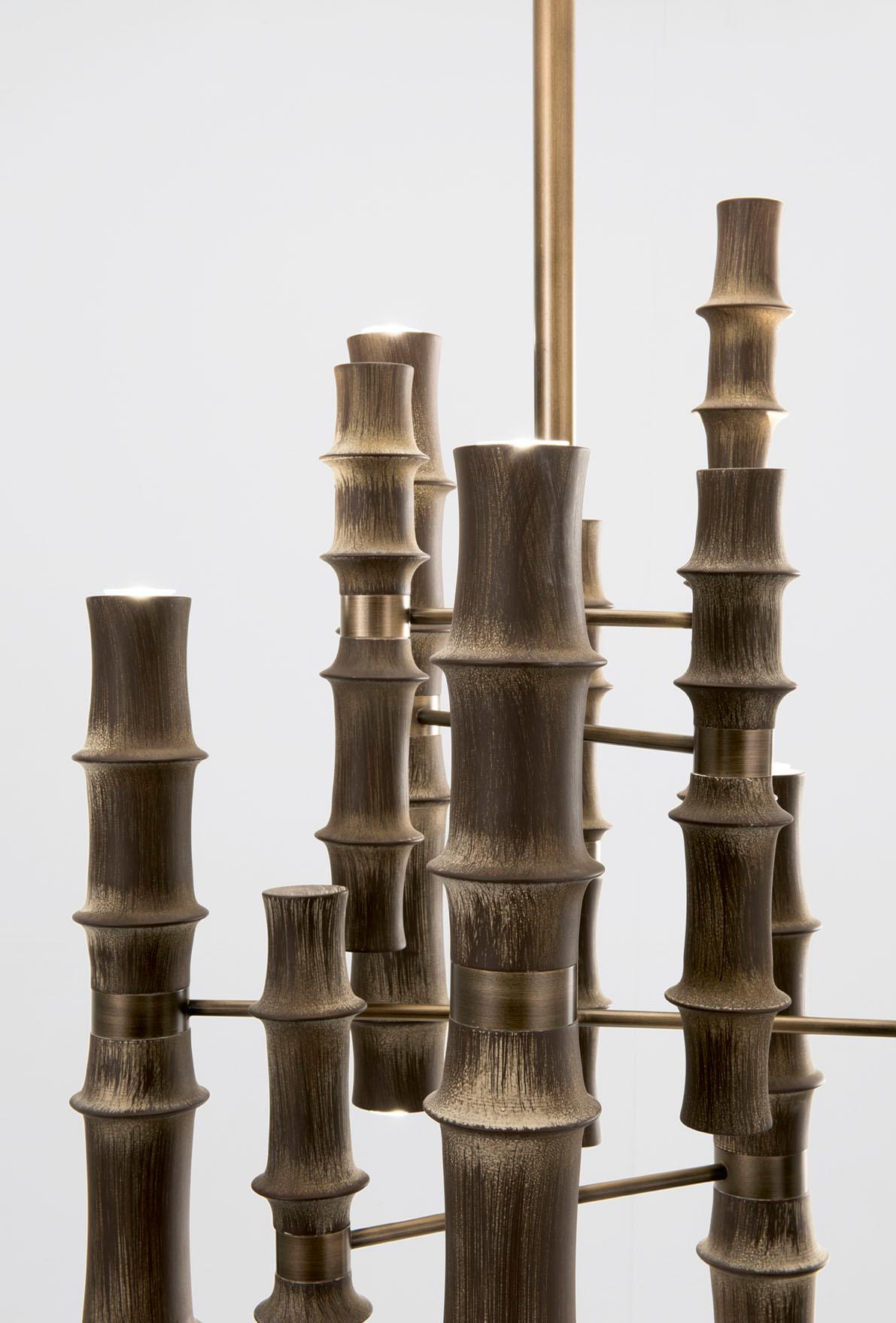 Lampada da soffitto con struttura in metallo bronzato Elementi in bronzo antico decorati a mano In condizioni Nuovo in vendita a London, GB