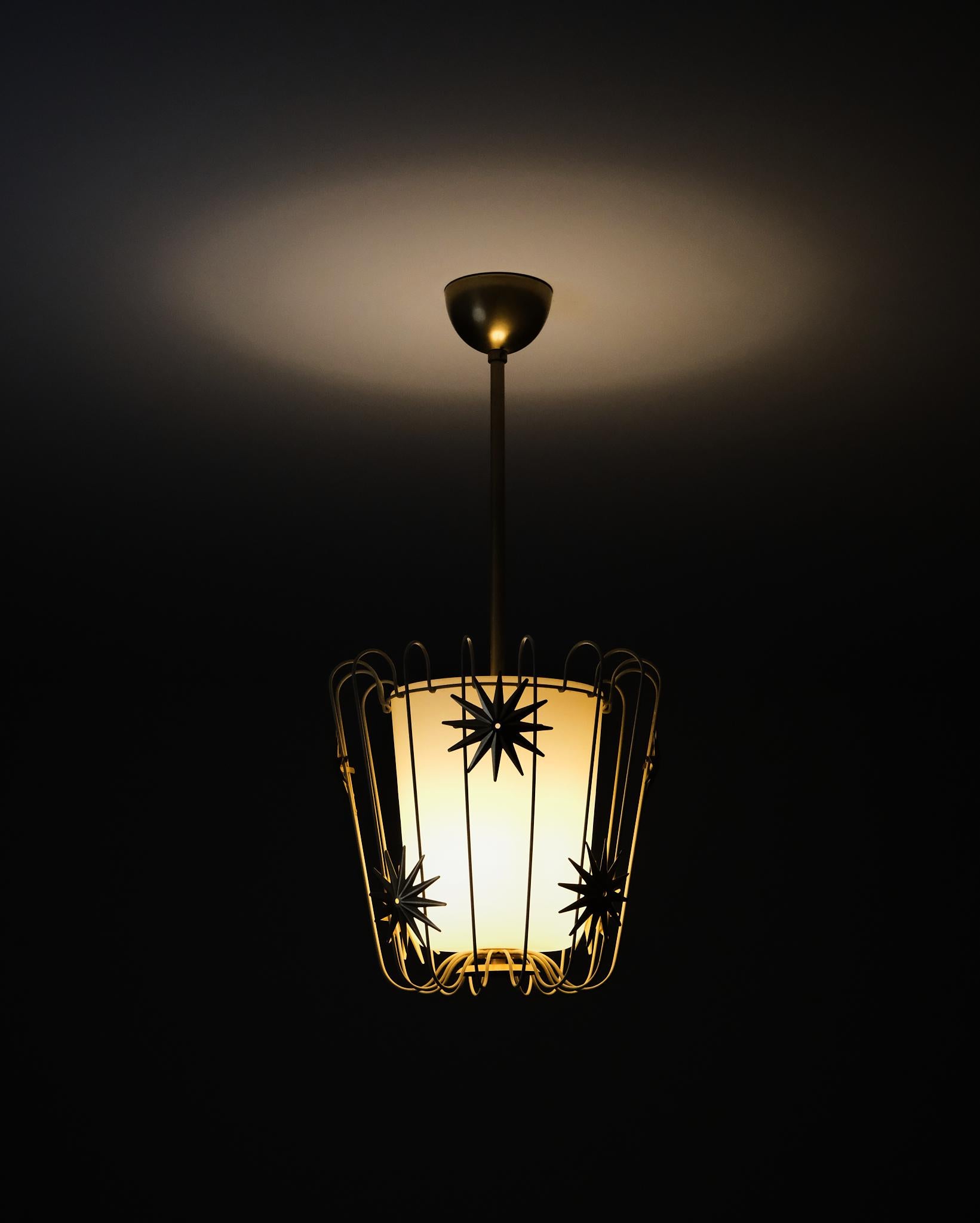 Una rara lampada da soffitto moderna svedese, modello A 3445, prodotta da ELEKTRISKA AB Chr. Bergh & Co (ASEA) negli anni '40. Il pezzo è realizzato in metallo laccato con un paralume in vetro avorio opaco, circondato da una scultura in filo