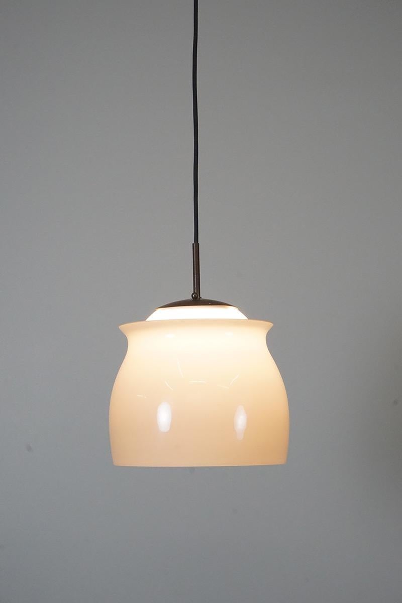 Pendant made of hand blown opal and flashed glass in warm gray. Metal mounting.
Design: Venini Murano
Dimensions: H. 23cm, ø 24,5cm
Manufacturer: Venini Murano.
   