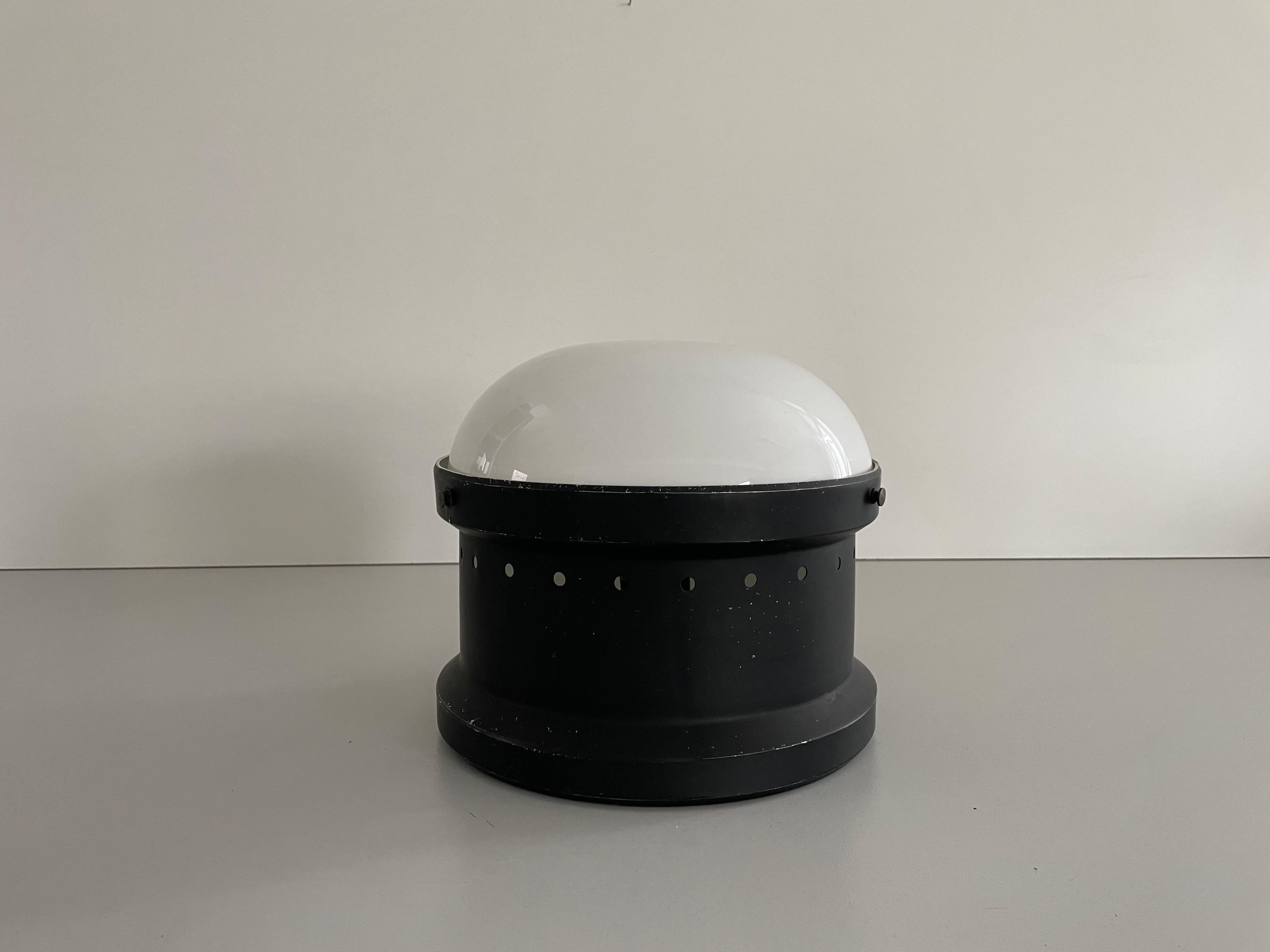 Plafonnier de Gianemilio, Pietro et Anna Monti pour Kartell, années 1960, Italie

Couvercle en plexiglas et corps en métal noir.

L'abat-jour est en très bon état vintage.

Cette lampe fonctionne avec  Ampoules E27. 
Câblé et adapté à une