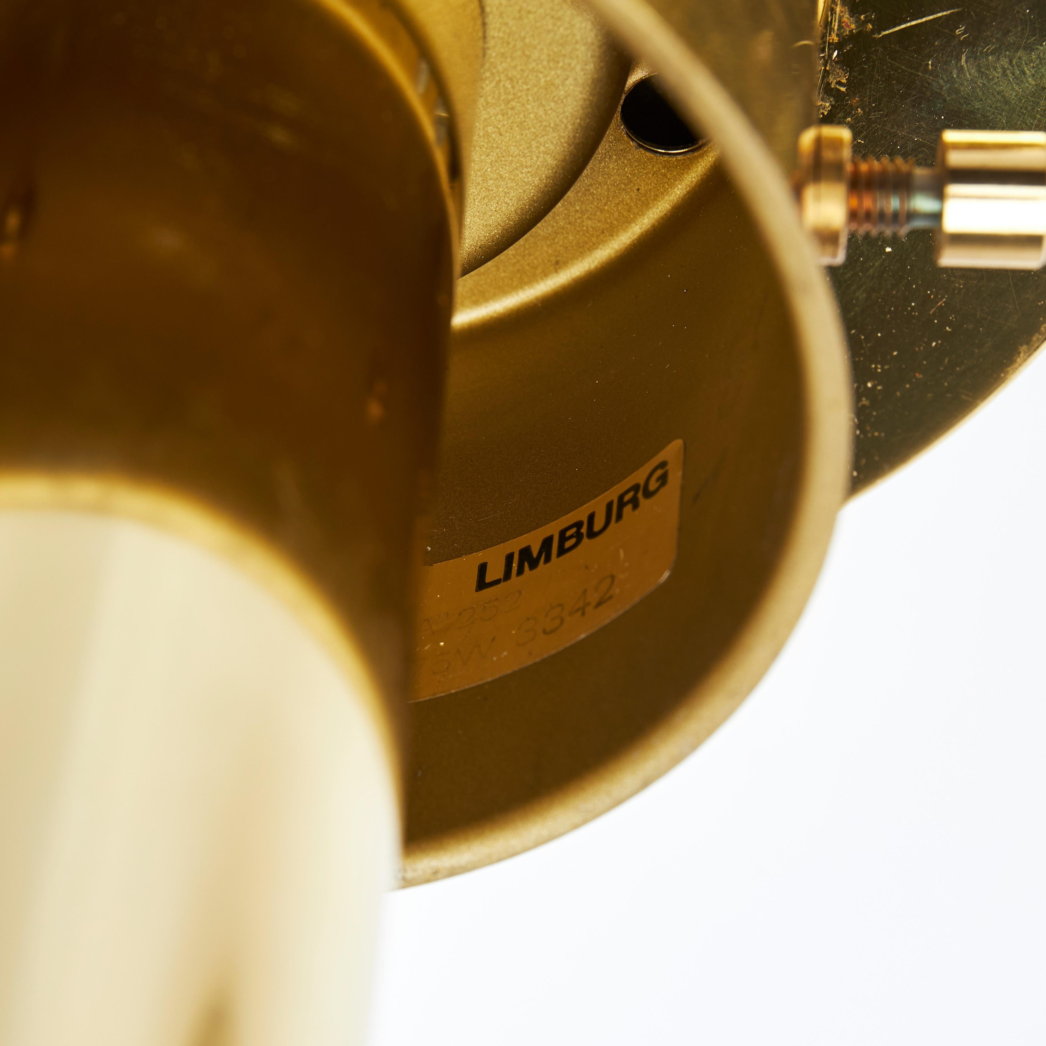Plafonnier Glashütte Limburg Laiton et verre Allemagne 1970 Labellisé
Bon état
3 lampes disponibles, prix pour 1

Plafonniers vintage en laiton et verre soufflé à la bouche, modèle très rare.  fabriqué par Limburg  dans les années 1970 en