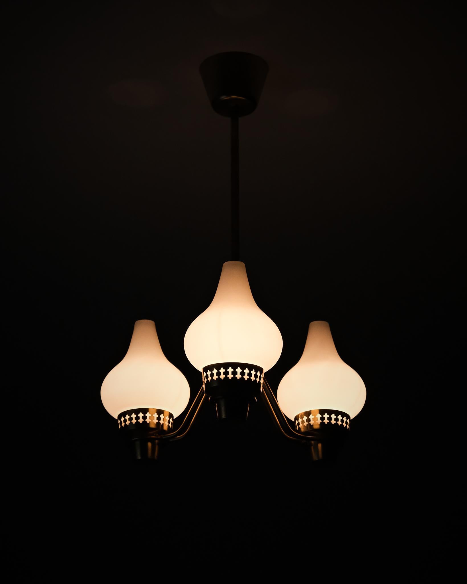 Una raffinata lampada da soffitto disegnata da Hans Bergström per ASEA negli anni Cinquanta. Eseguito in ottone con tre paralumi in vetro opalino morbidamente arrotondati, ognuno dei quali poggia su collari di ottone delicatamente perforati. 

Un