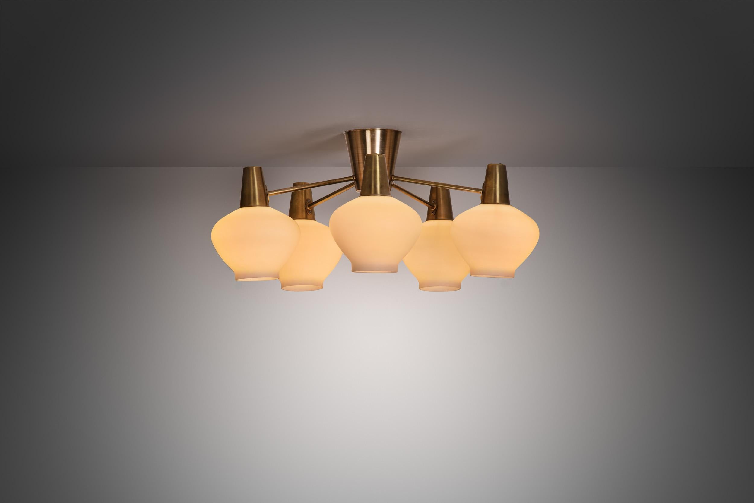 ASEA AB, fondée en 1883, était une entreprise suédoise d'électrotechnique dont le siège se trouvait à Västerås. Cette entreprise historique n'a pas seulement produit des luminaires de haute qualité, elle a également eu une influence décisive sur