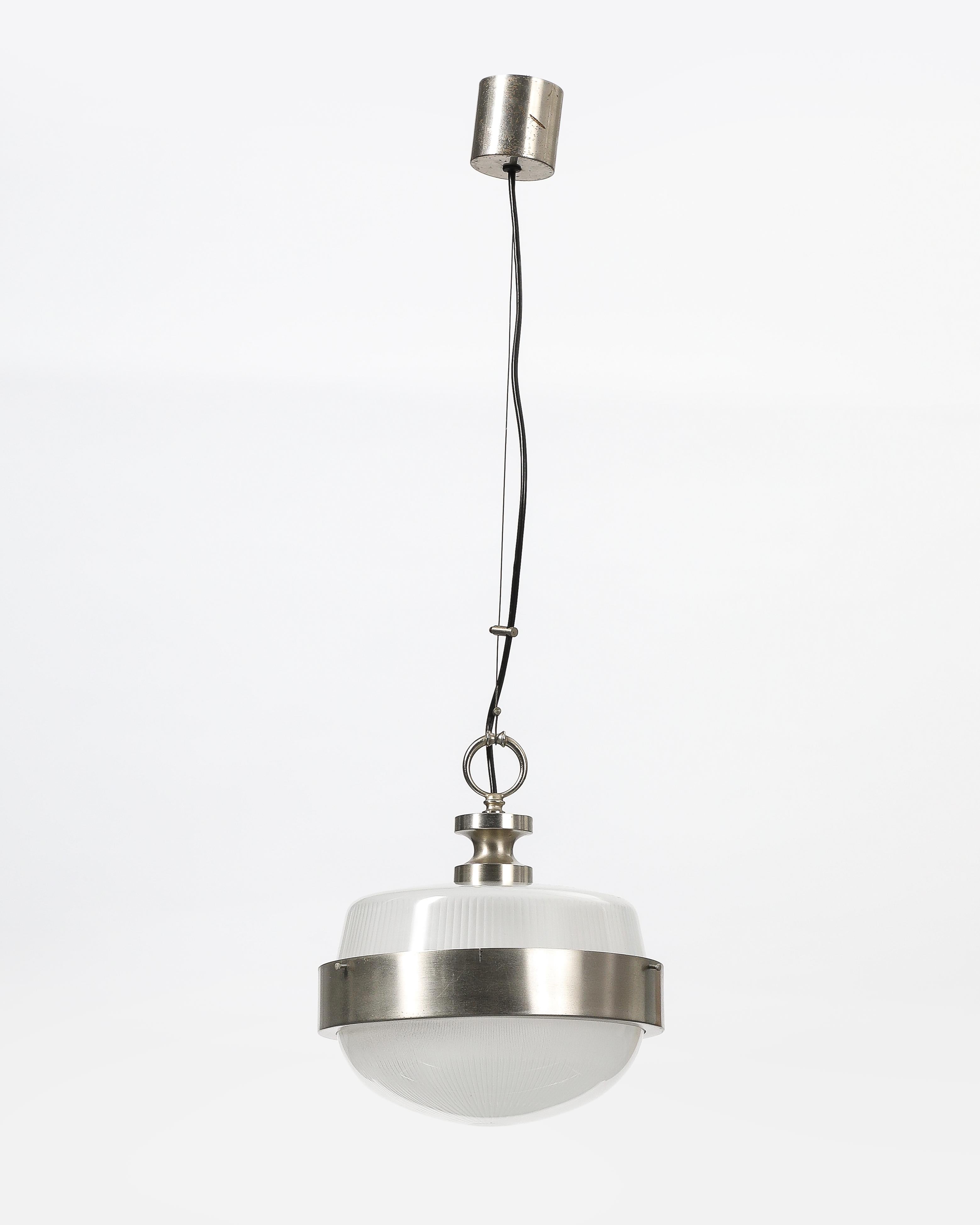 Lámpara colgante minimalista y poco común del diseñador italiano Sergio Mazza, fabricada por Artemide.
