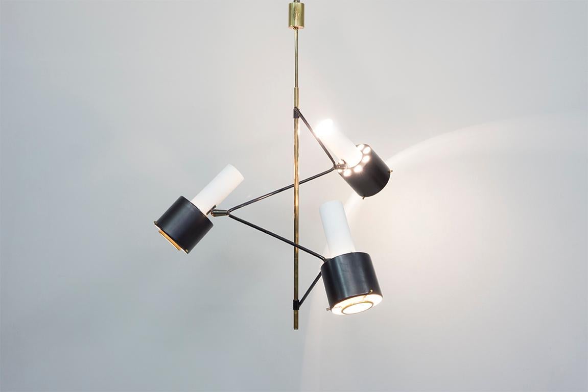 Questa plafoniera con struttura in ottone è stata prodotta da Stilnovo. È parzialmente laccata in nero e presenta
tre riflettori regolabili in alluminio, nero e crema.
Il coperchio della lampada è realizzato in vetro testurizzato.

Dimensioni: H