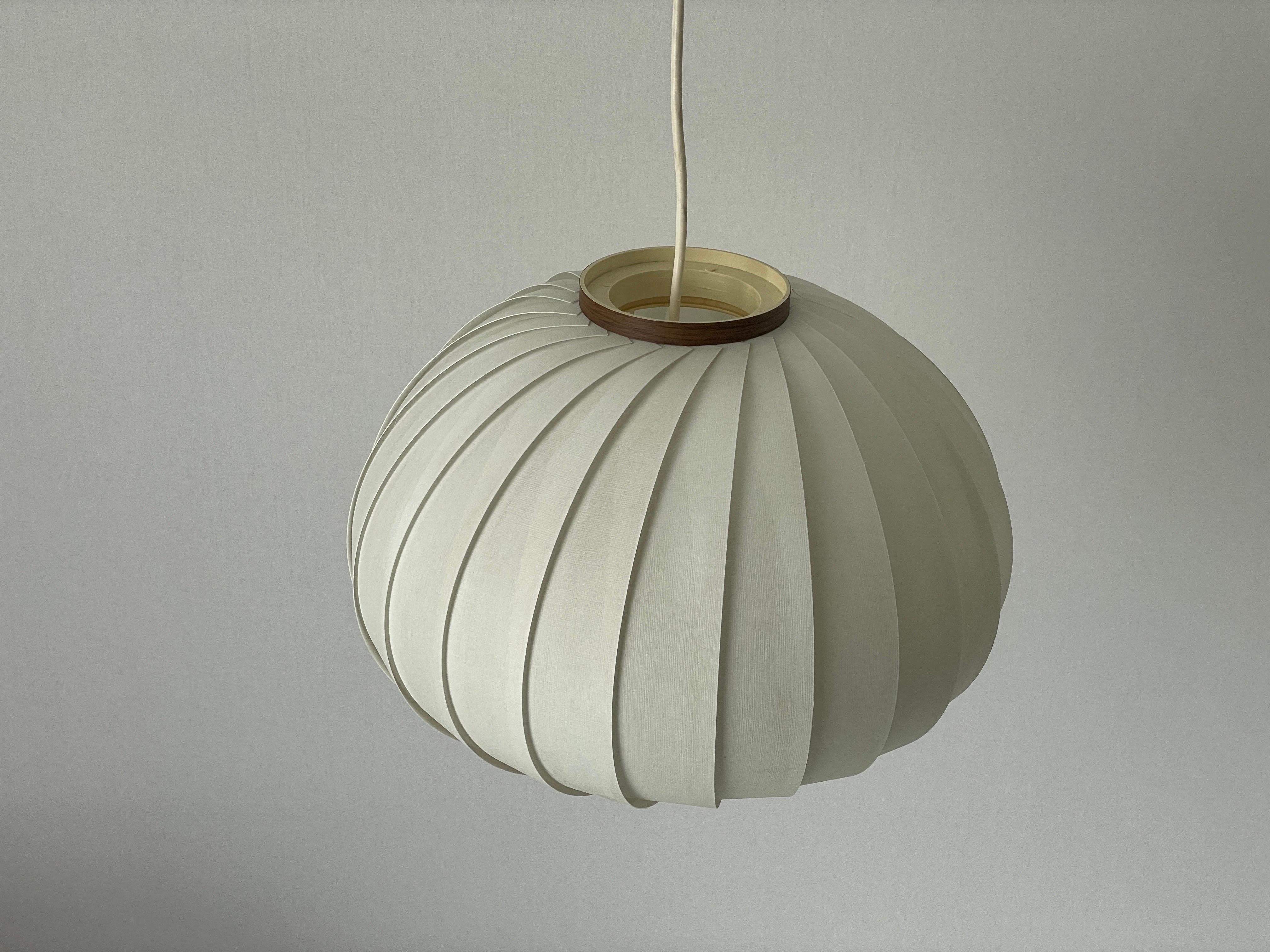Plafonnier du milieu du siècle par Svend Aage Holm Sørensen pour Holm Sørensen & Co. , 1950s, Danemark

L'abat-jour est en bon état et très propre. 
Cette lampe fonctionne avec des ampoules E27.
Câblé et adapté à une utilisation avec 220V et 110V