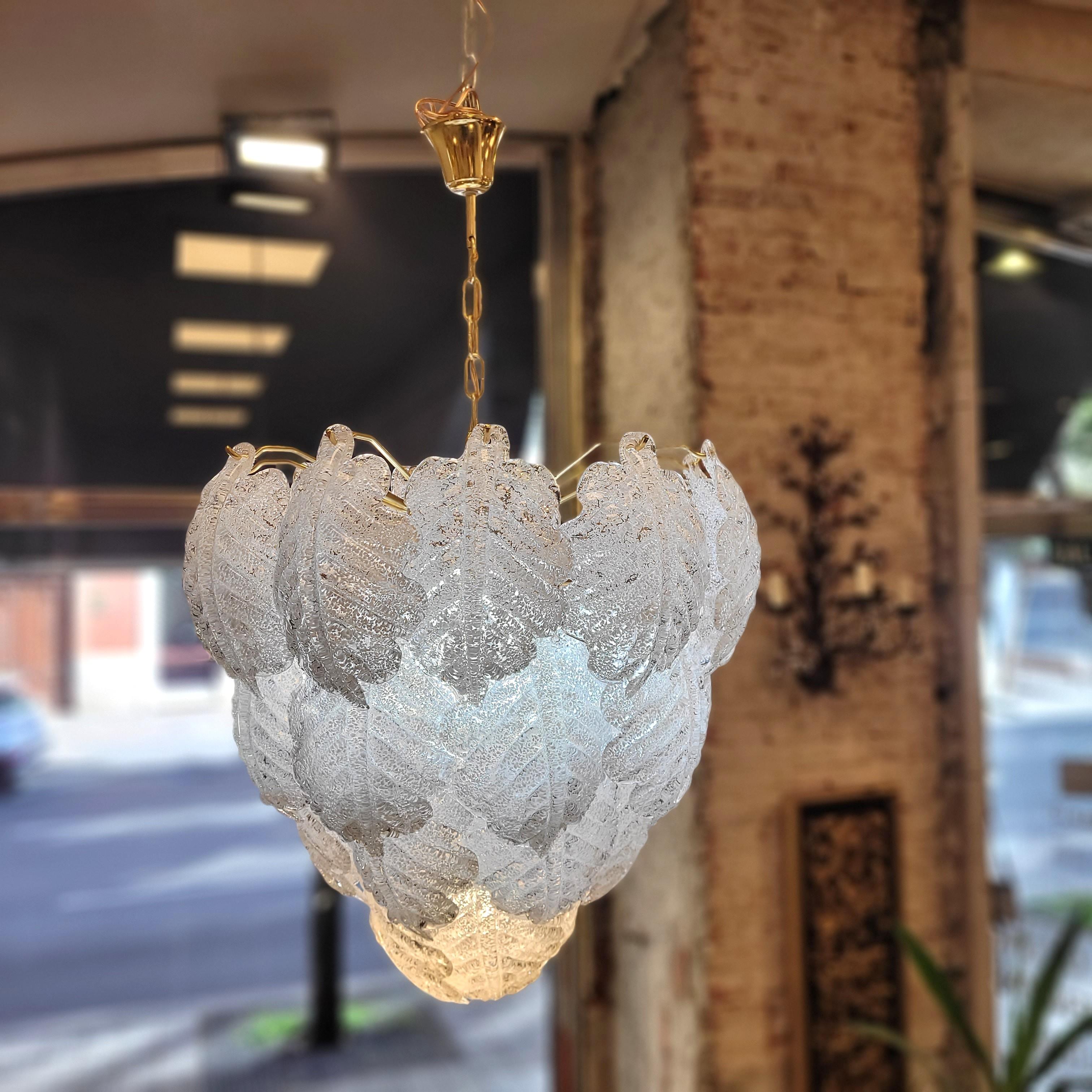 Erstaunlich  Deckenleuchte oder Kronleuchter von Mazzega, einem  prominenter Designer für Murano, Italien. Das Stück besteht aus einer Kette, von der eine goldfarbene Metallstruktur herabhängt, und Murano-Glasblättern, die einzeln abgetrennt werden