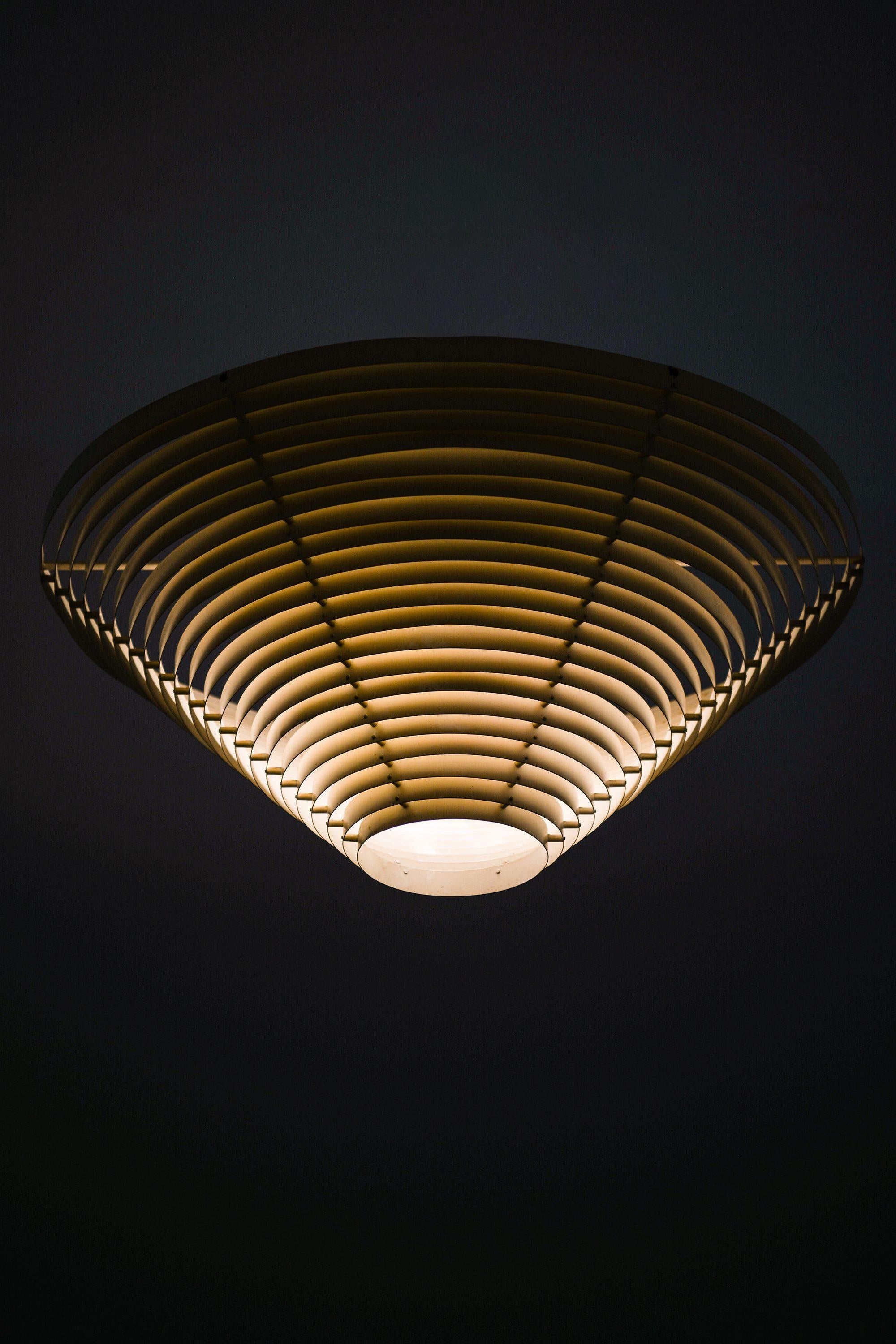 Mid-Century moderno Lampada da soffitto in metallo laccato bianco di Alvar Aalto+Aalto, anni 1950 in vendita