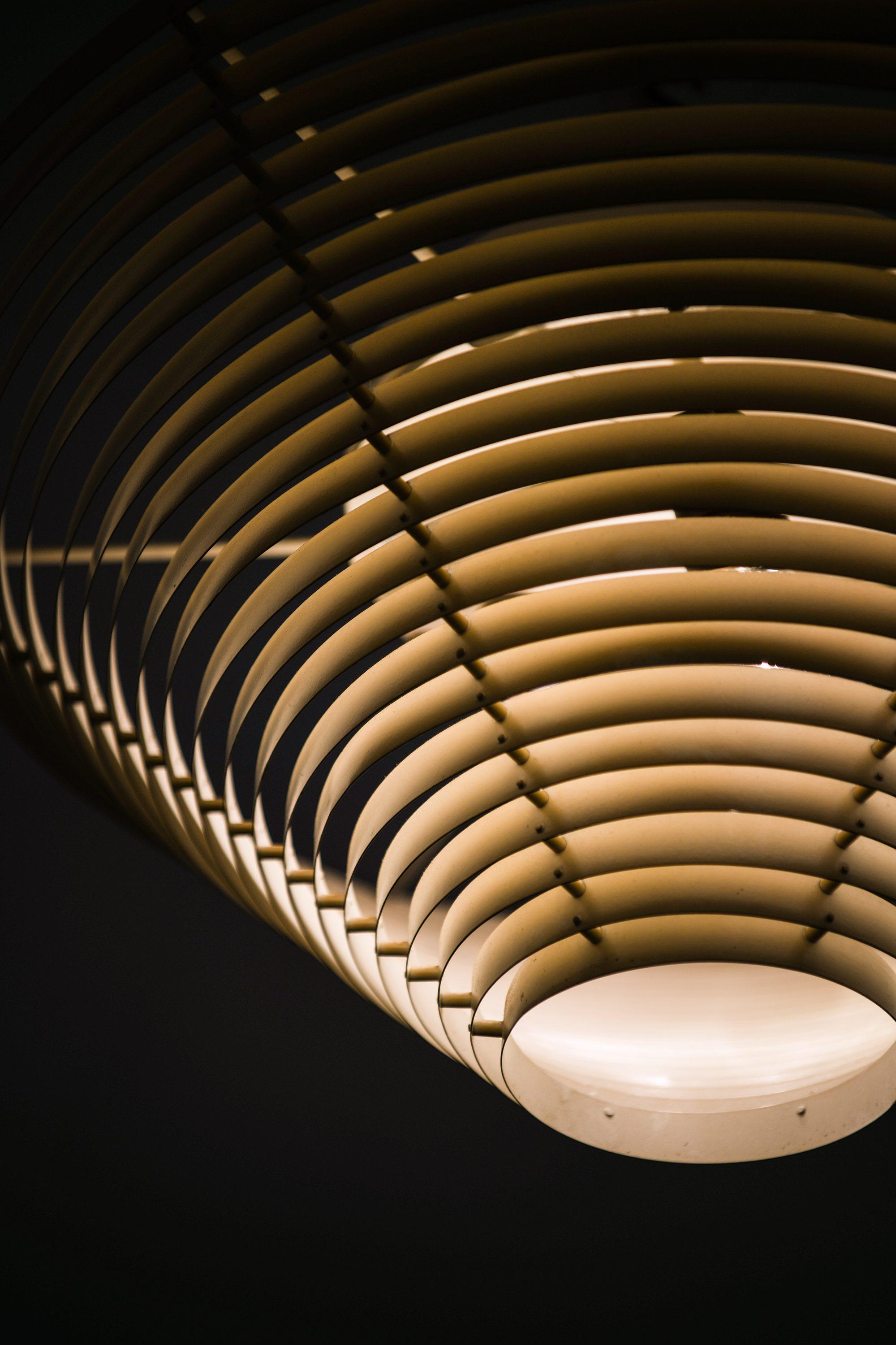Finlandese Lampada da soffitto in metallo laccato bianco di Alvar Aalto+Aalto, anni 1950 in vendita