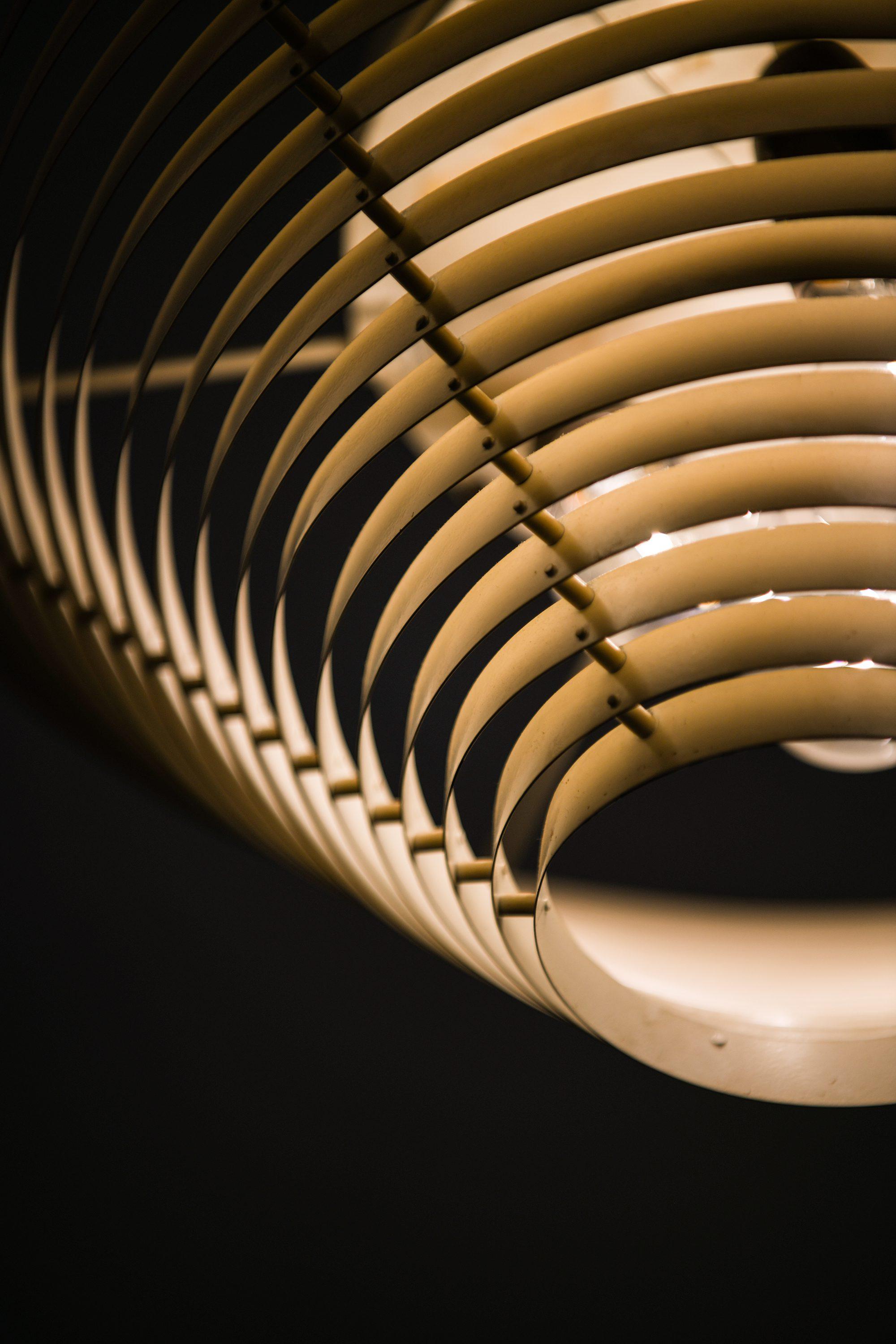 Laccato Lampada da soffitto in metallo laccato bianco di Alvar Aalto+Aalto, anni 1950 in vendita