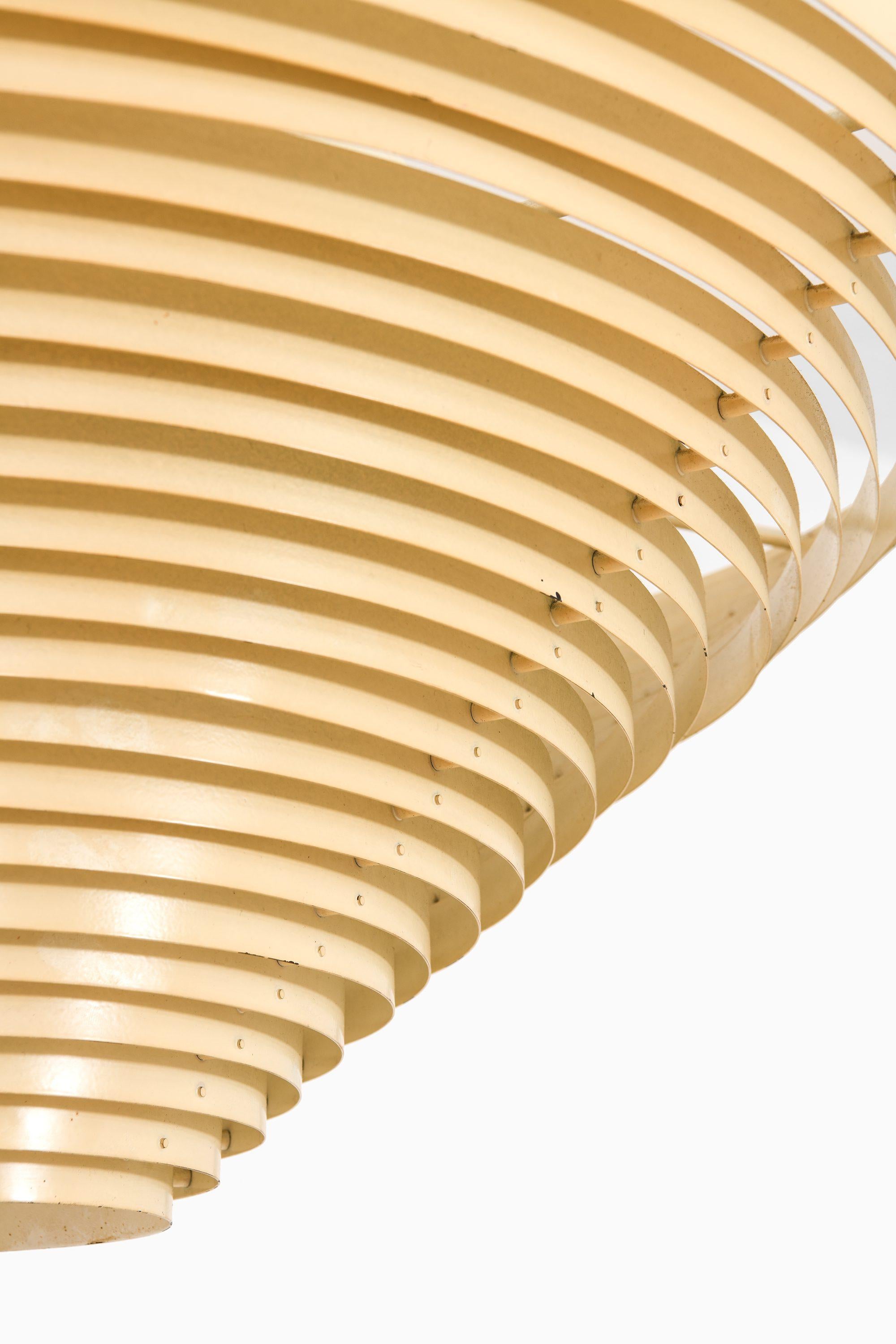 XX secolo Lampada da soffitto in metallo laccato bianco di Alvar Aalto+Aalto, anni 1950 in vendita