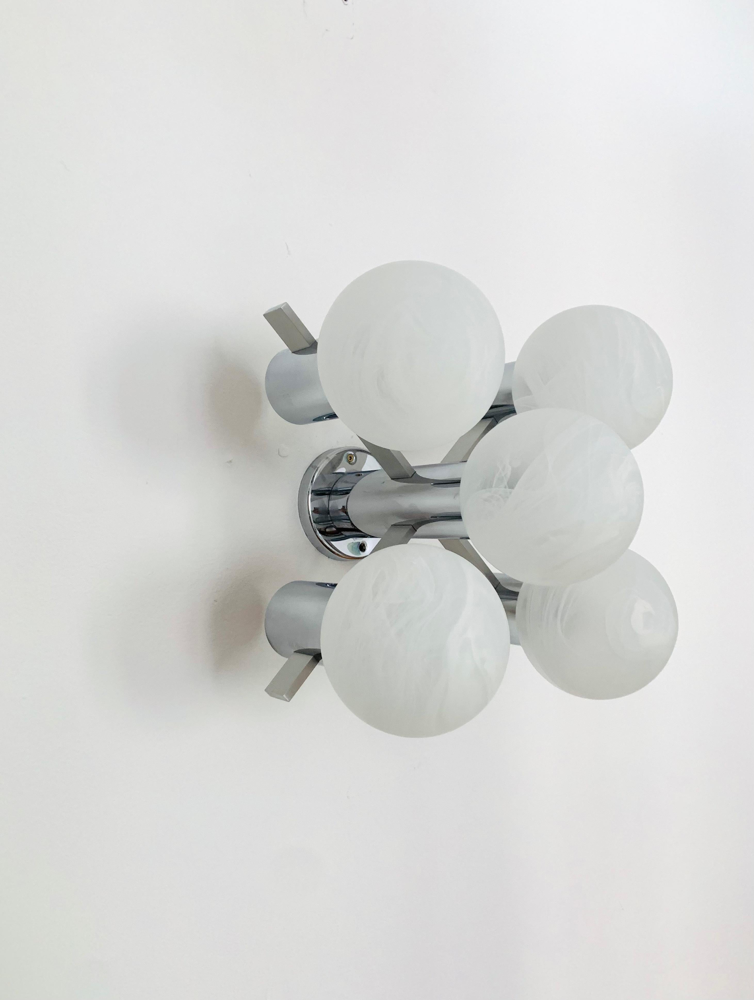 Beautiful Sputnik ceiling lamp from the 1960s.
Very high quality workmanship and fantastic design.
The special glass creates a pleasant light.
Rare version in silver.

Condition:

Very good vintage condition with slight signs of wear