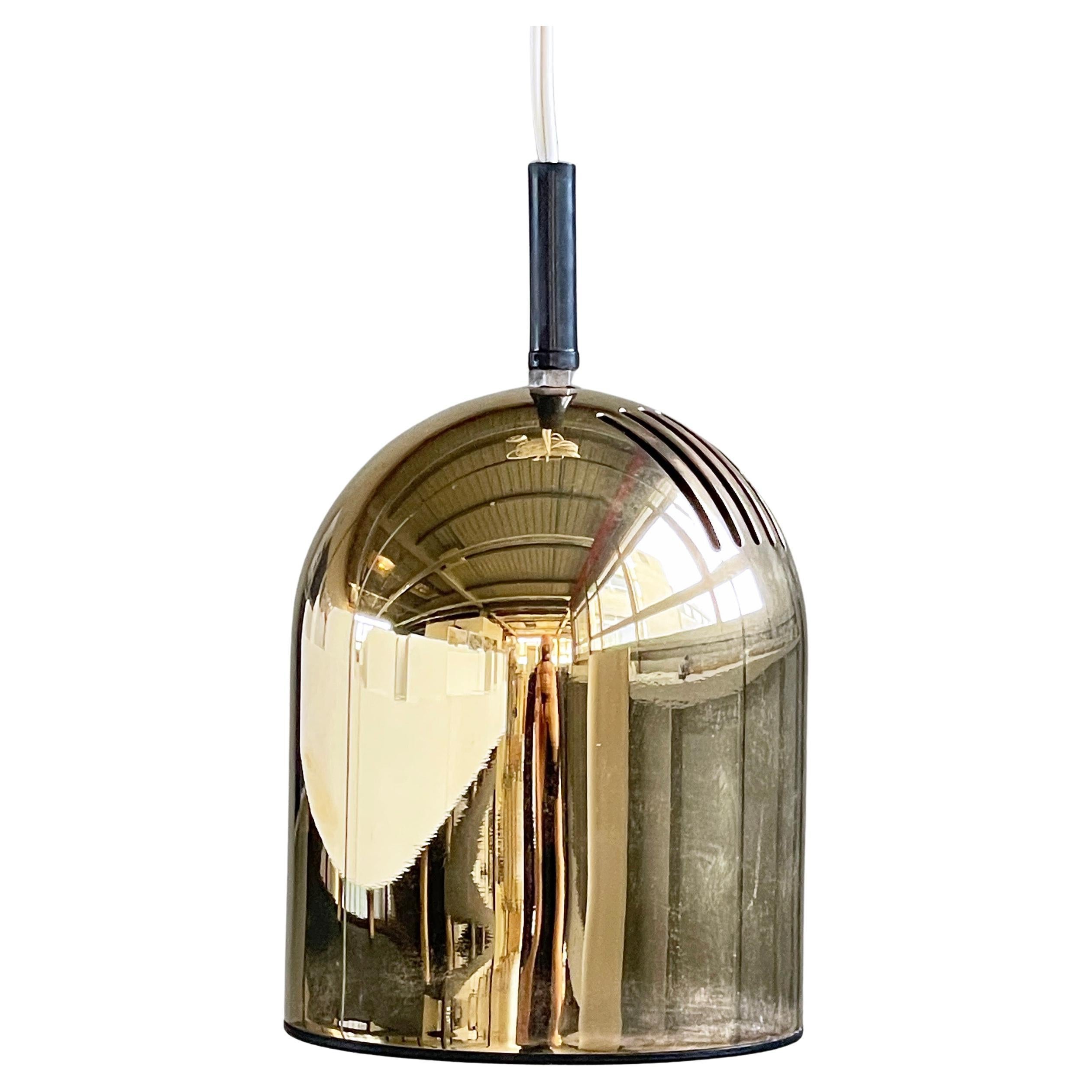 Lampada a sospensione in metallo della fine degli anni '70, inizio anni '80 di Vrieland Design, Paesi Bassi. Paralume oro metallizzato con cavo di circa 4 metri.
Design: Vrieland Design, Paesi Bassi
Prodotto: Vrieland Design, Paesi Bassi
Misure: